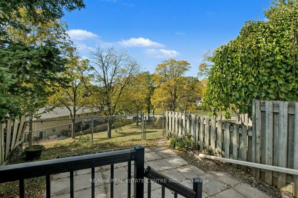 25 Upper Canada Drive, #17