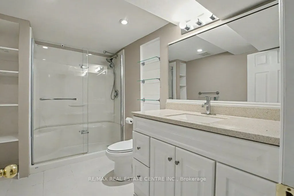 25 Upper Canada Drive, #17