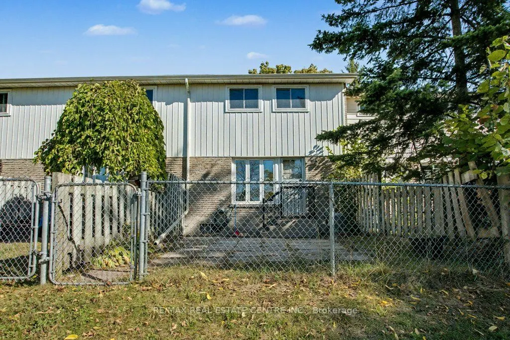 25 Upper Canada Drive, #17