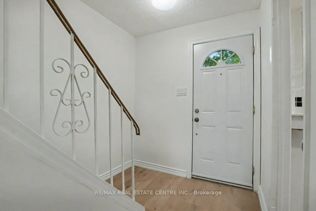 25 Upper Canada Drive, #17