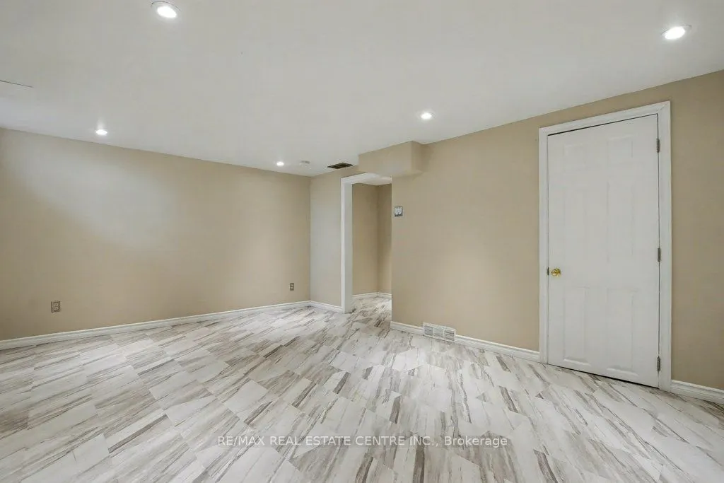25 Upper Canada Drive, #17