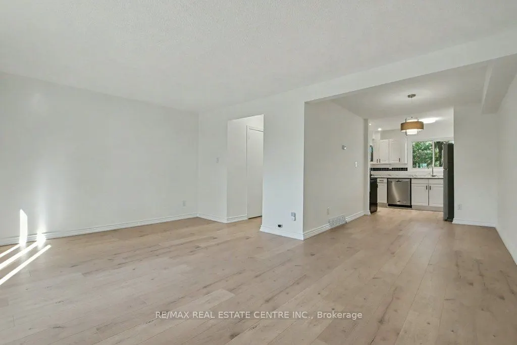 25 Upper Canada Drive, #17