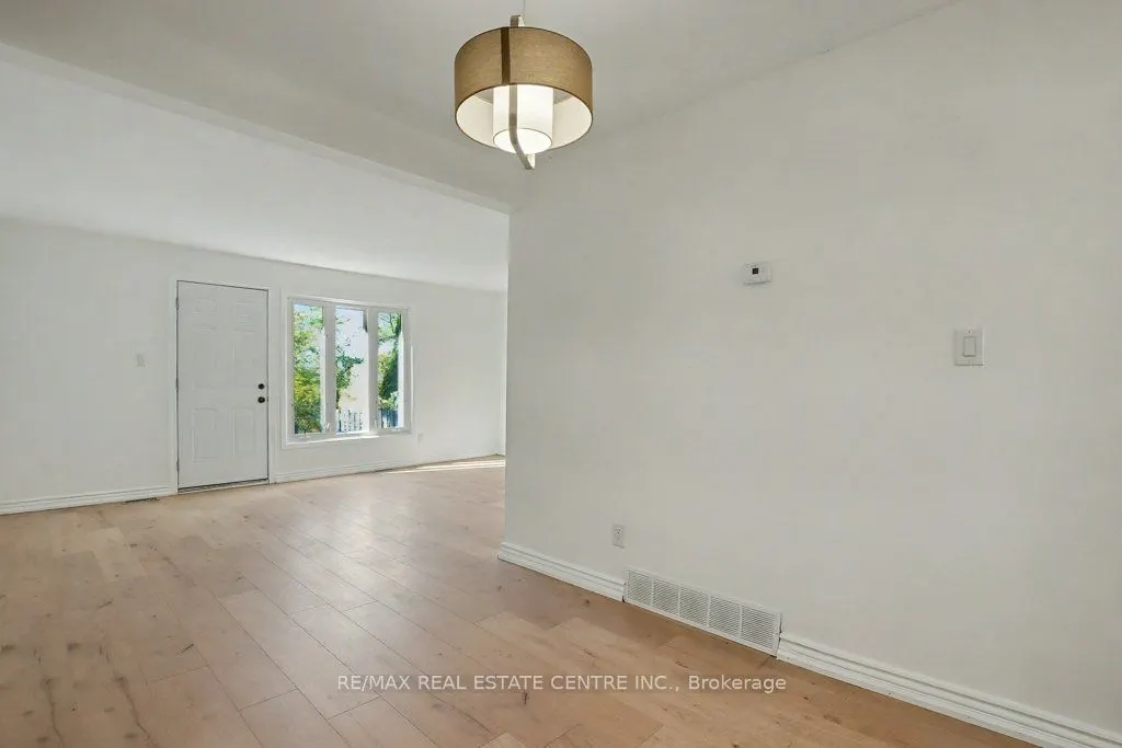 25 Upper Canada Drive, #17
