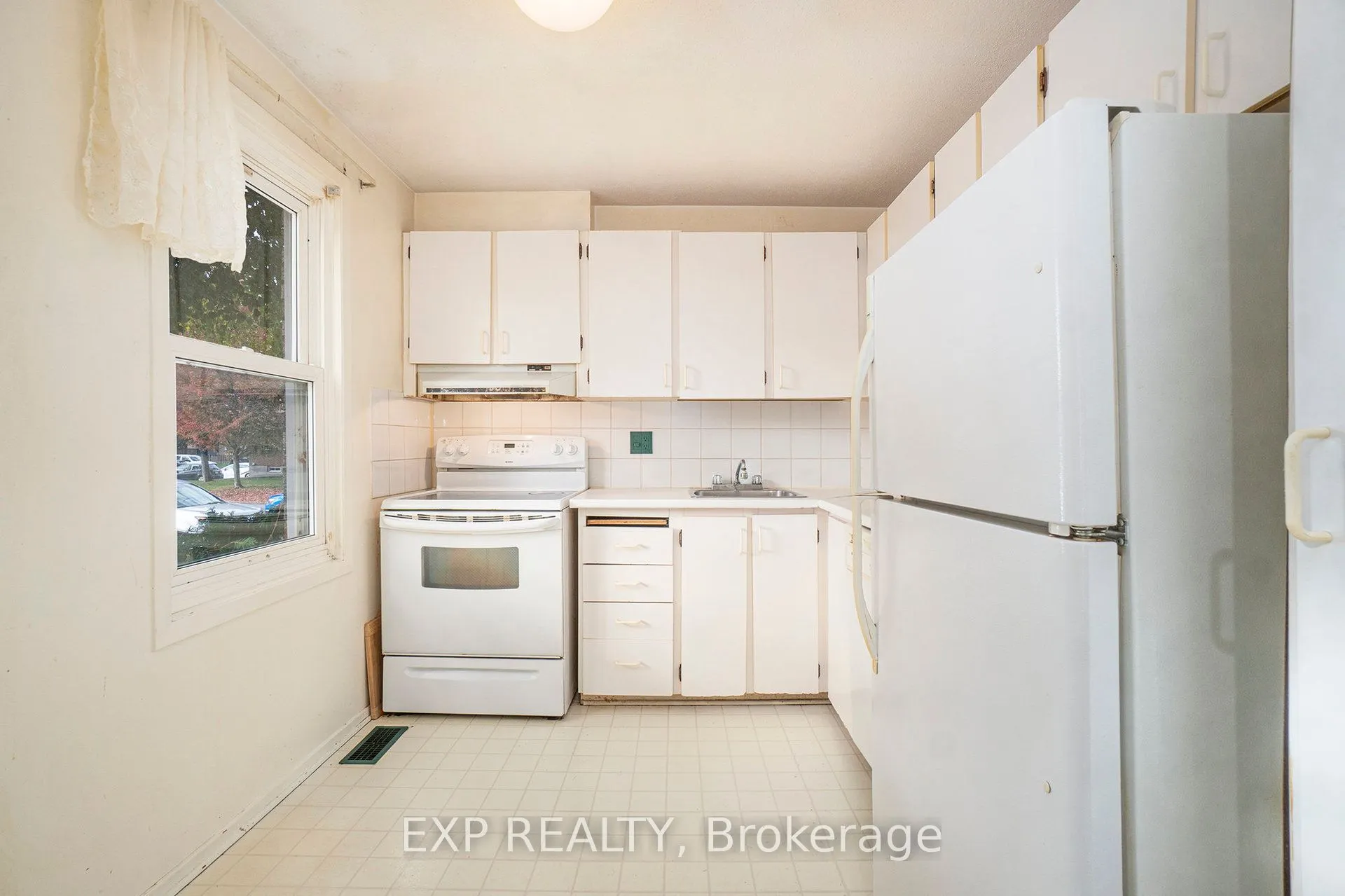 1699C Lamoureux Drive, #C