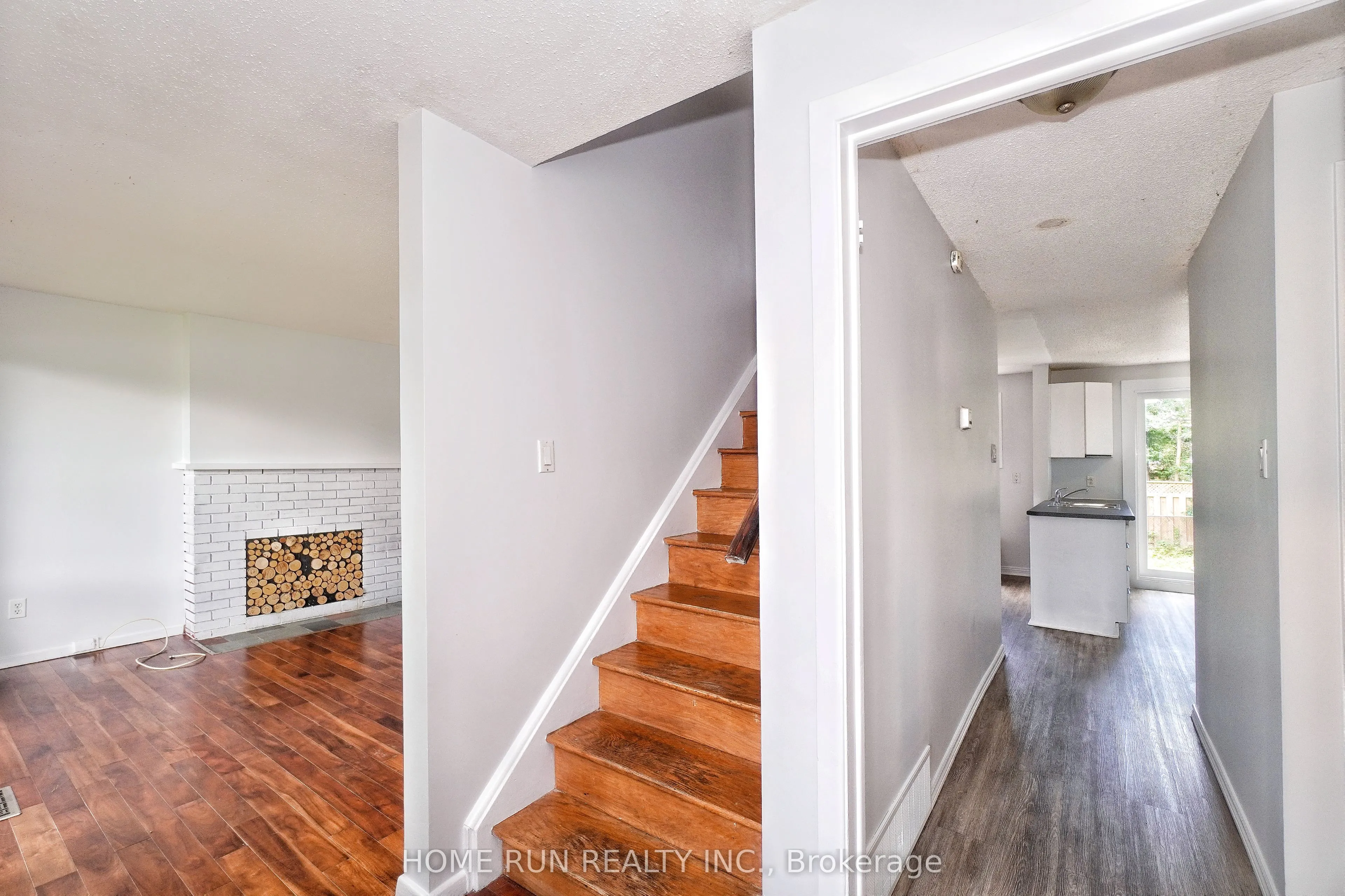 1292 Meadowlands Drive E