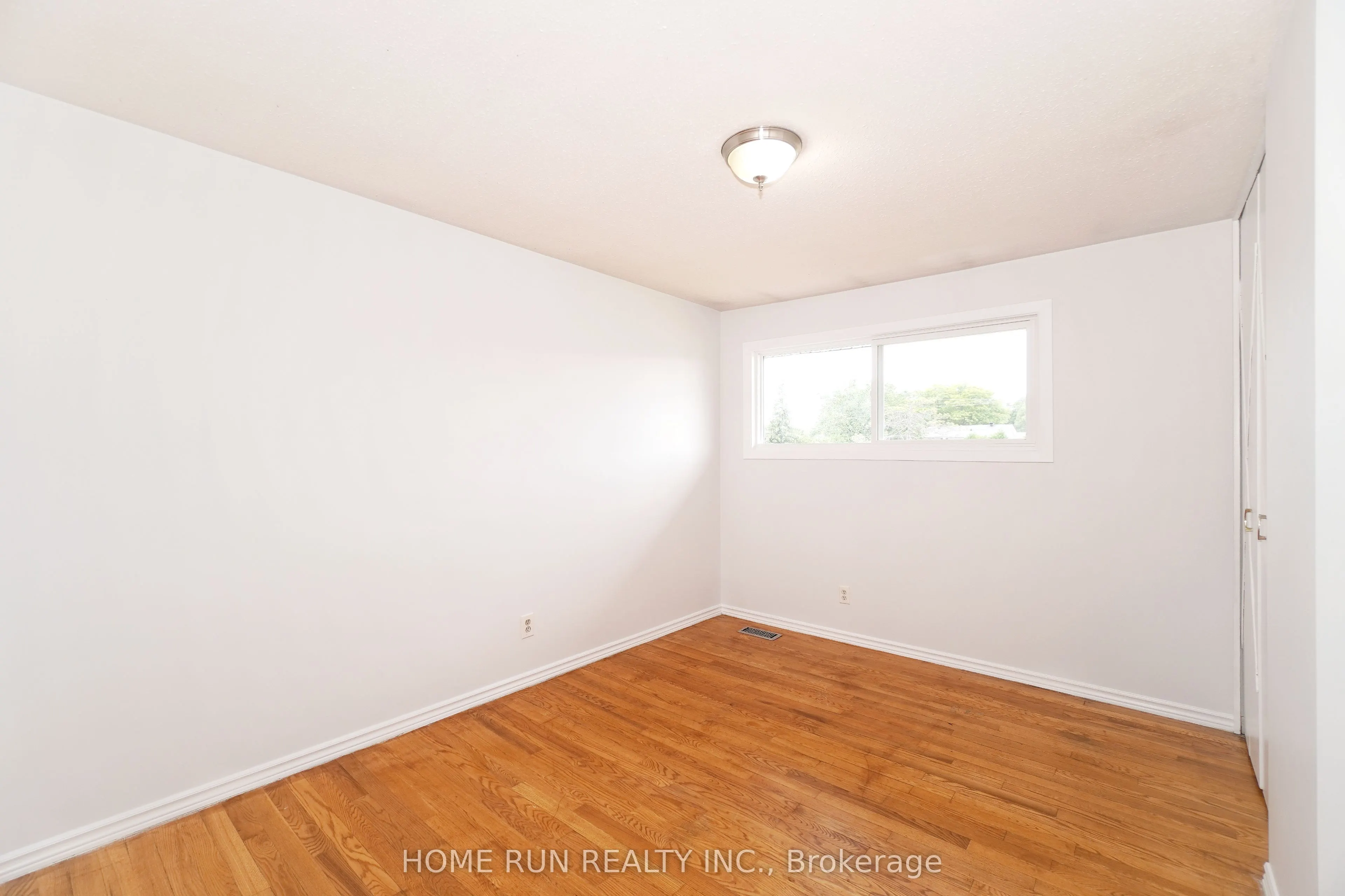 1292 Meadowlands Drive E