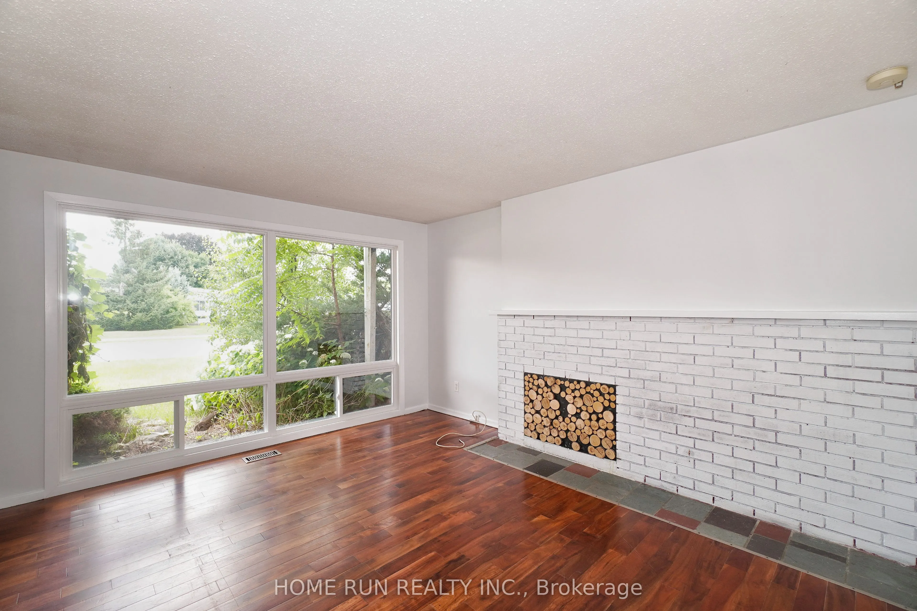 1292 Meadowlands Drive E