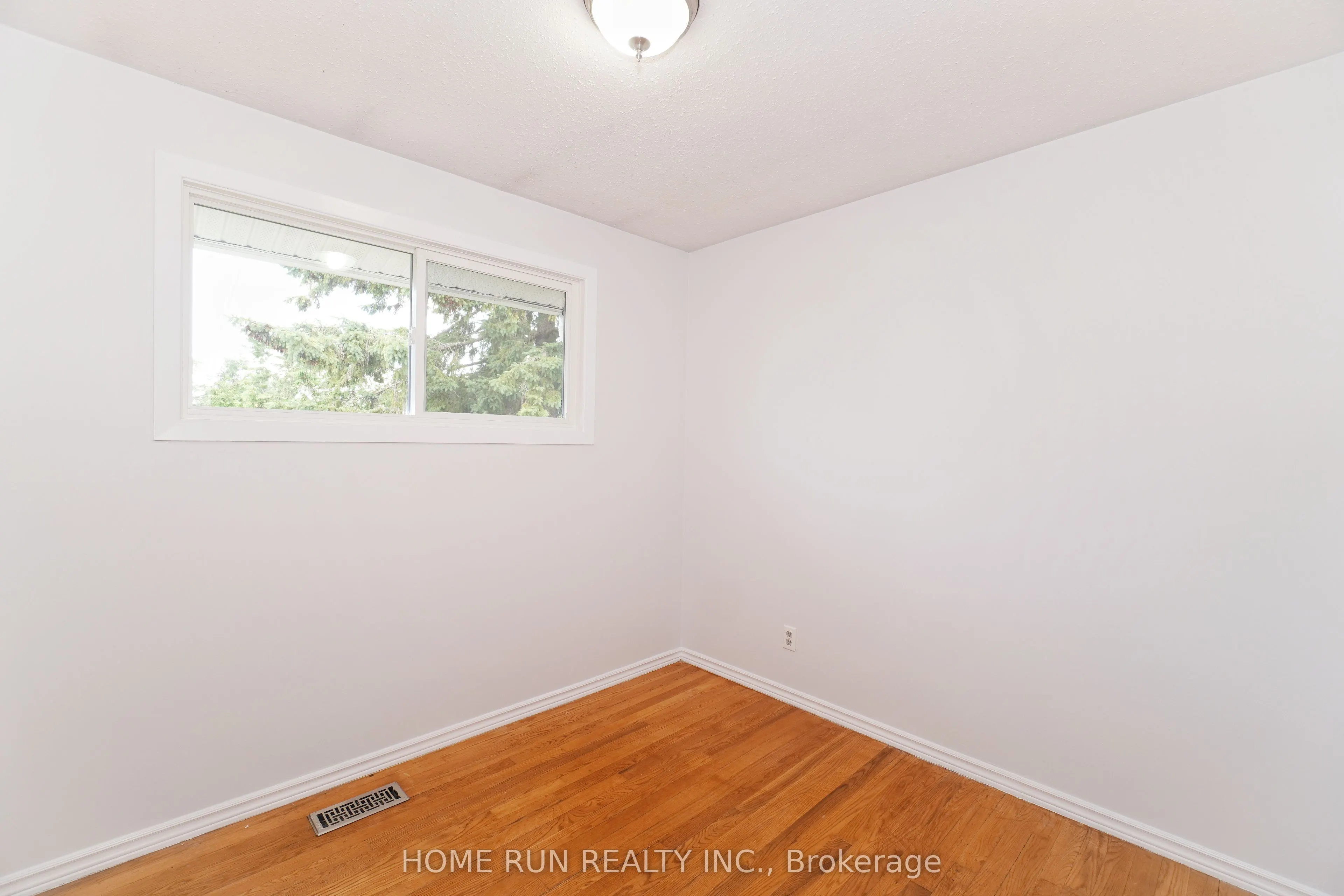 1292 Meadowlands Drive E