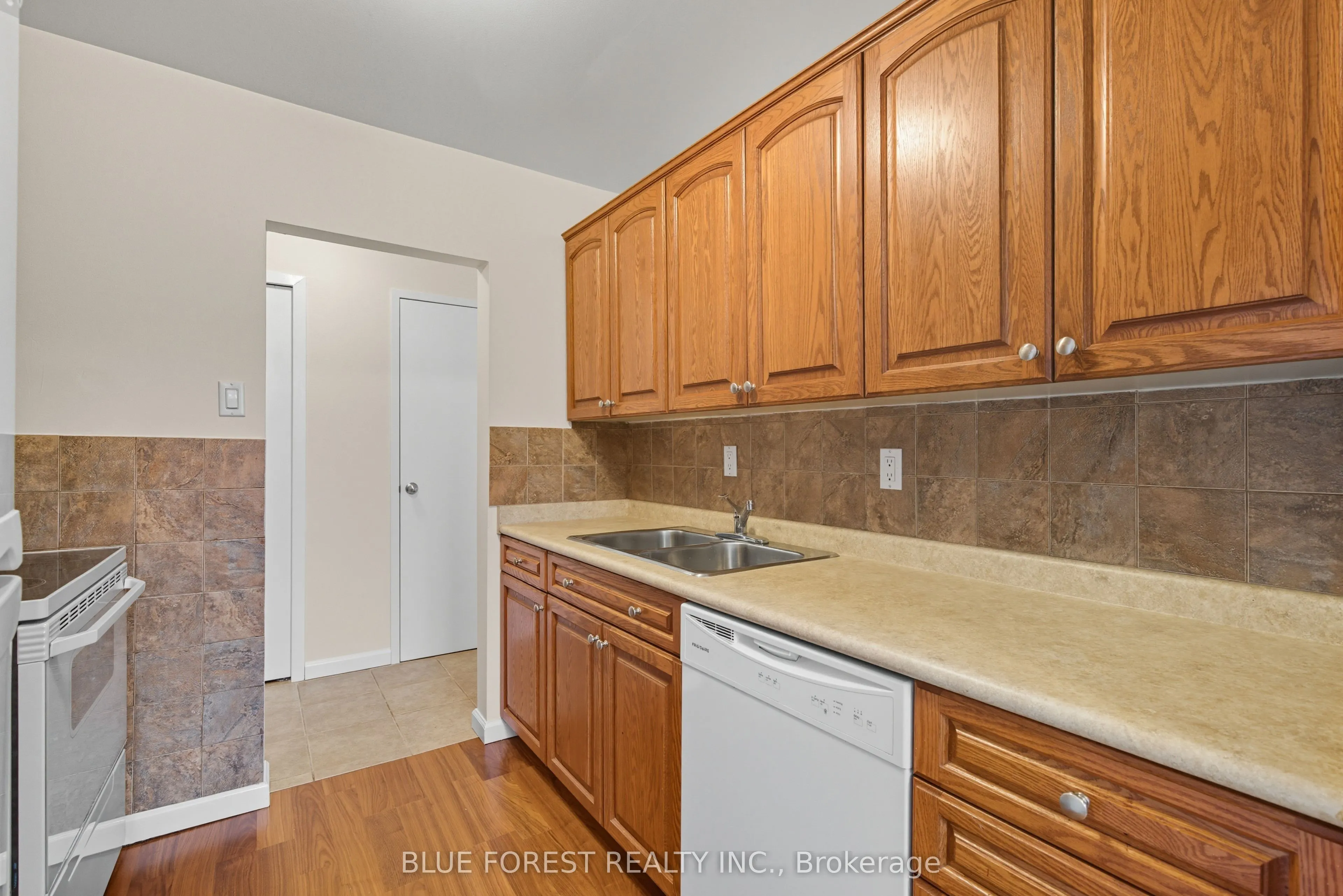 665 Wonderland Road S, #4