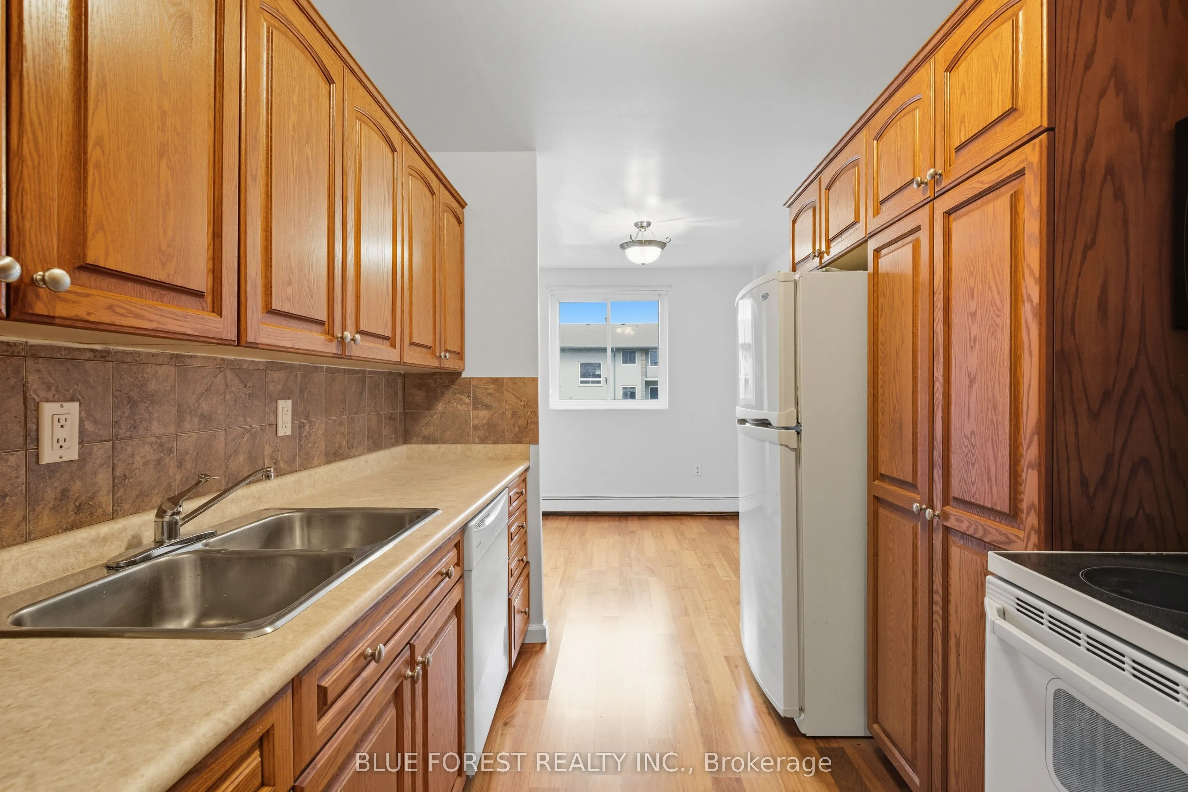 665 Wonderland Road S, #4