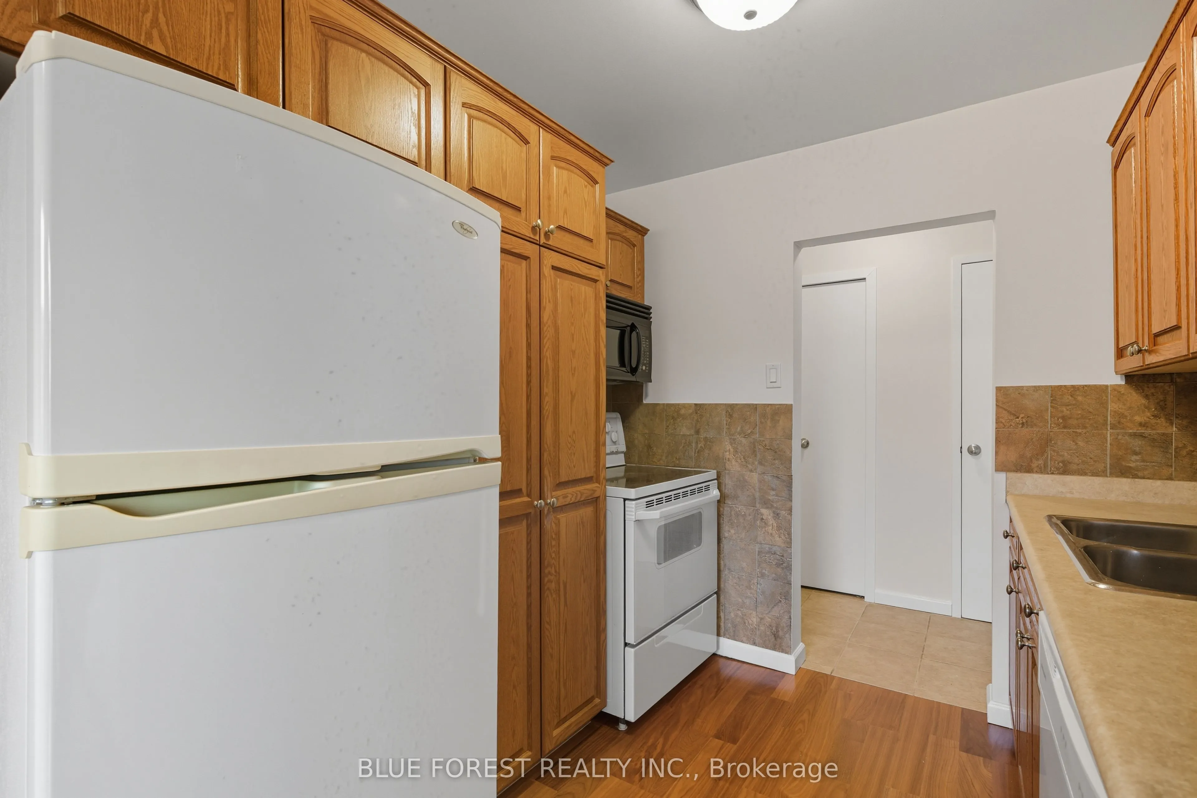 665 Wonderland Road S, #4