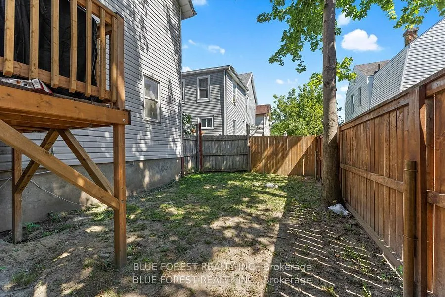50-52 Wellington Street E