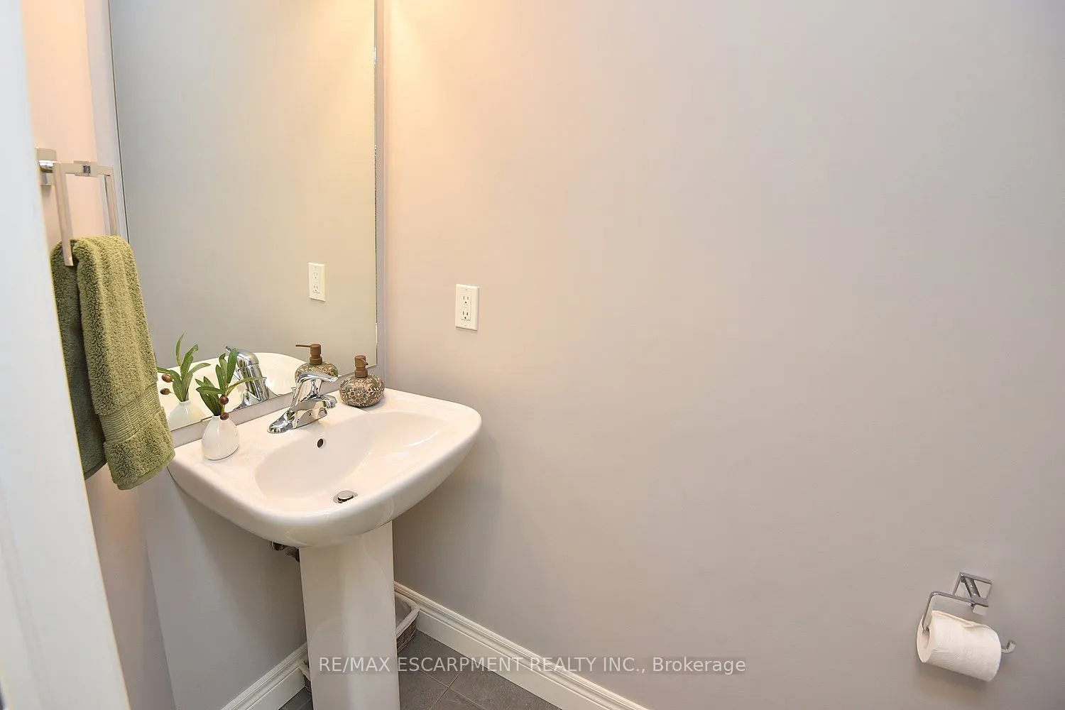 40 Hamilton Street S, #7