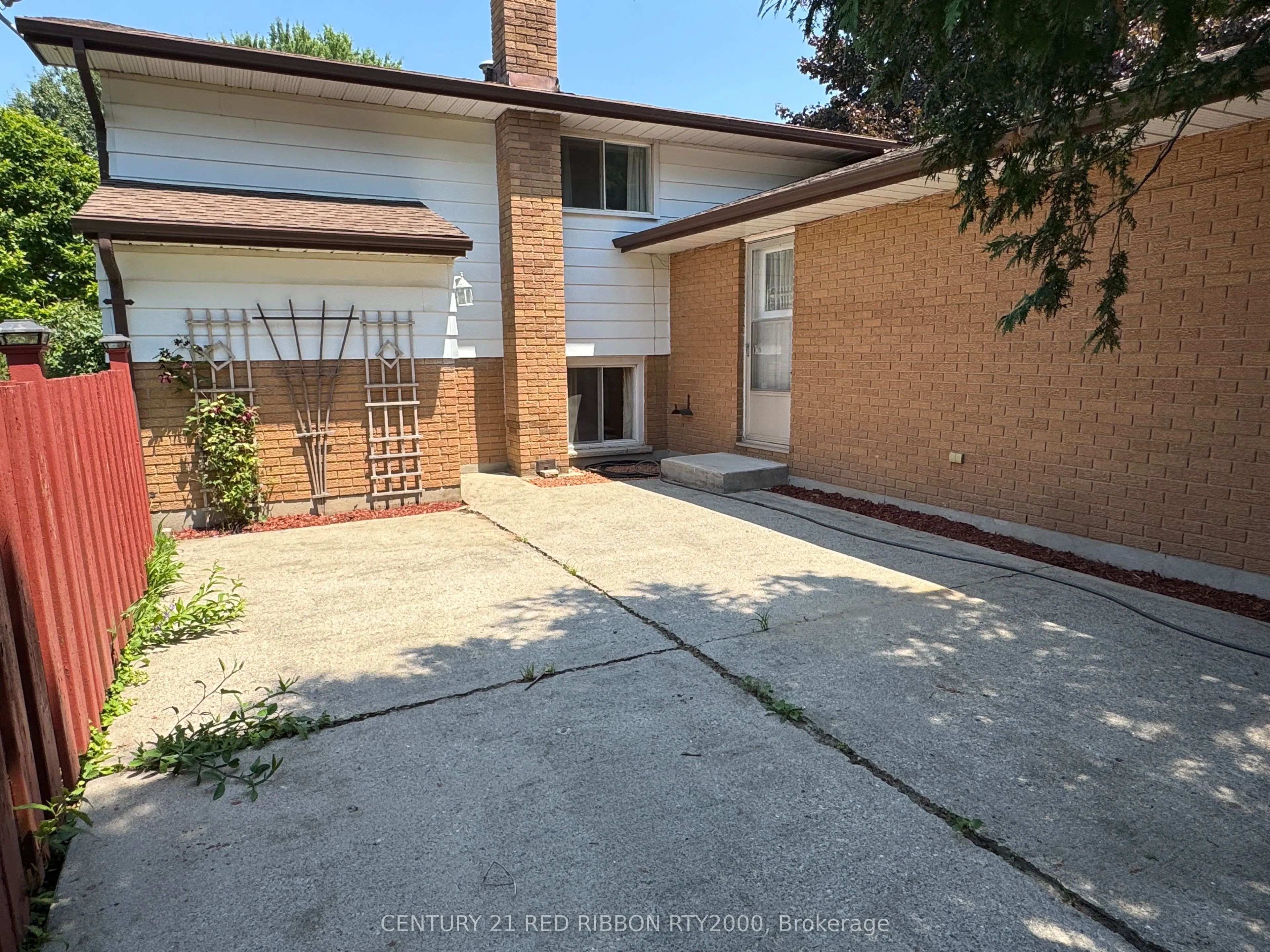 730 Glover Crescent