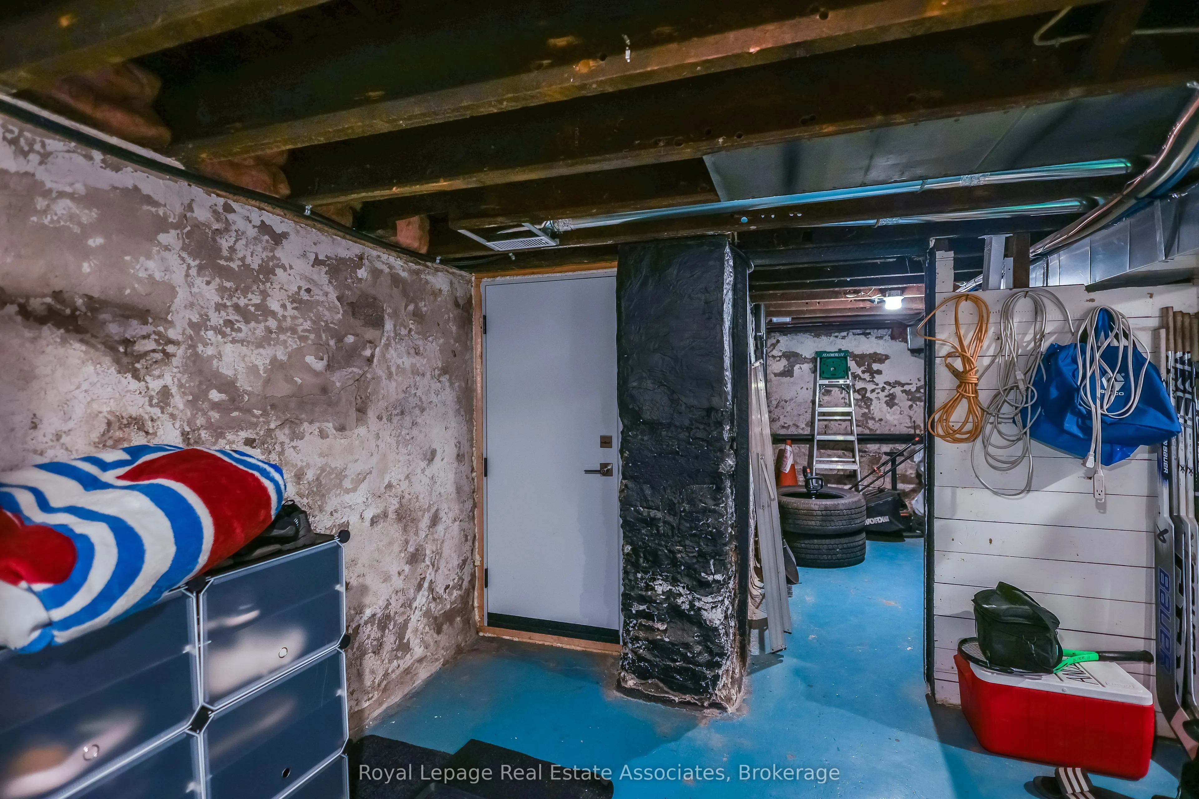 211 John Street N