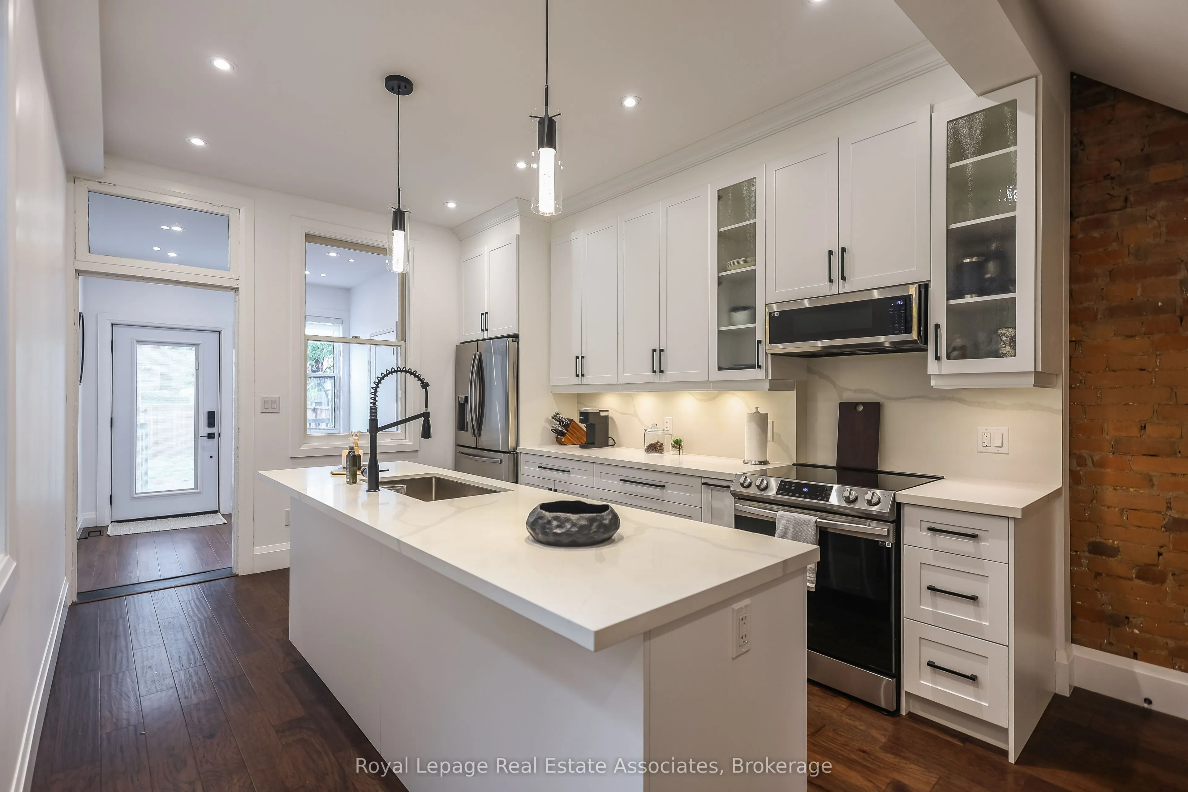 211 John Street N