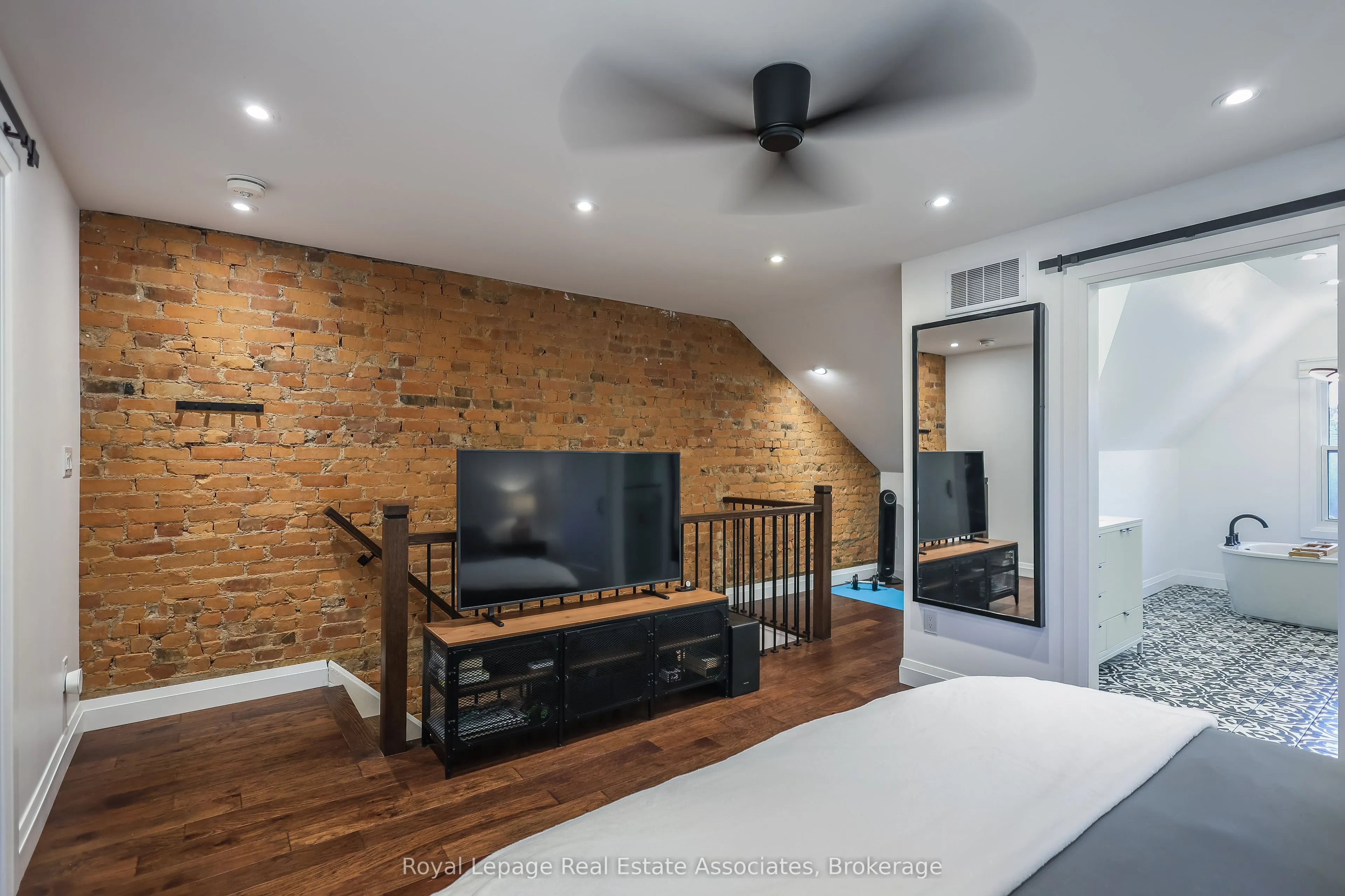 211 John Street N