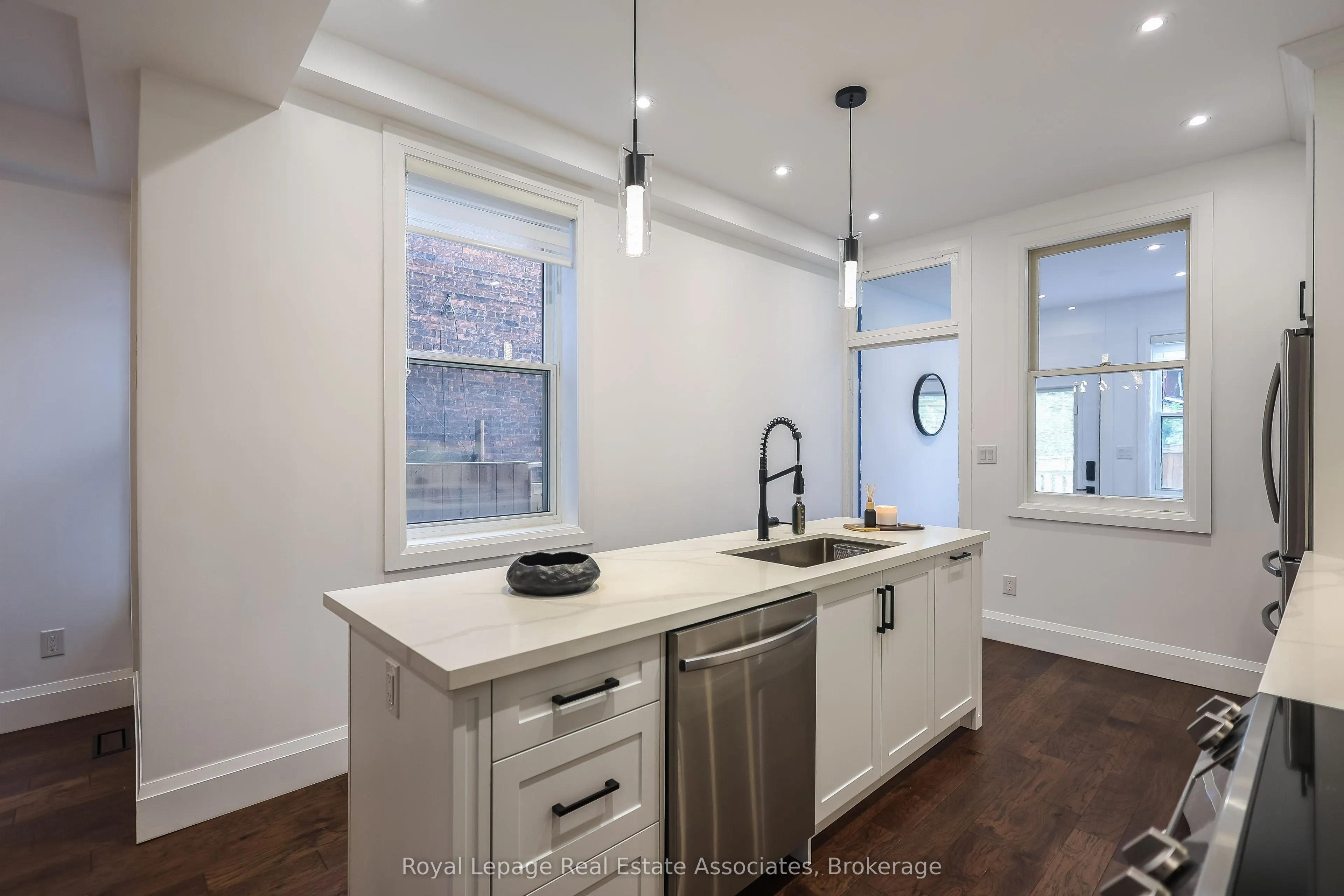 211 John Street N