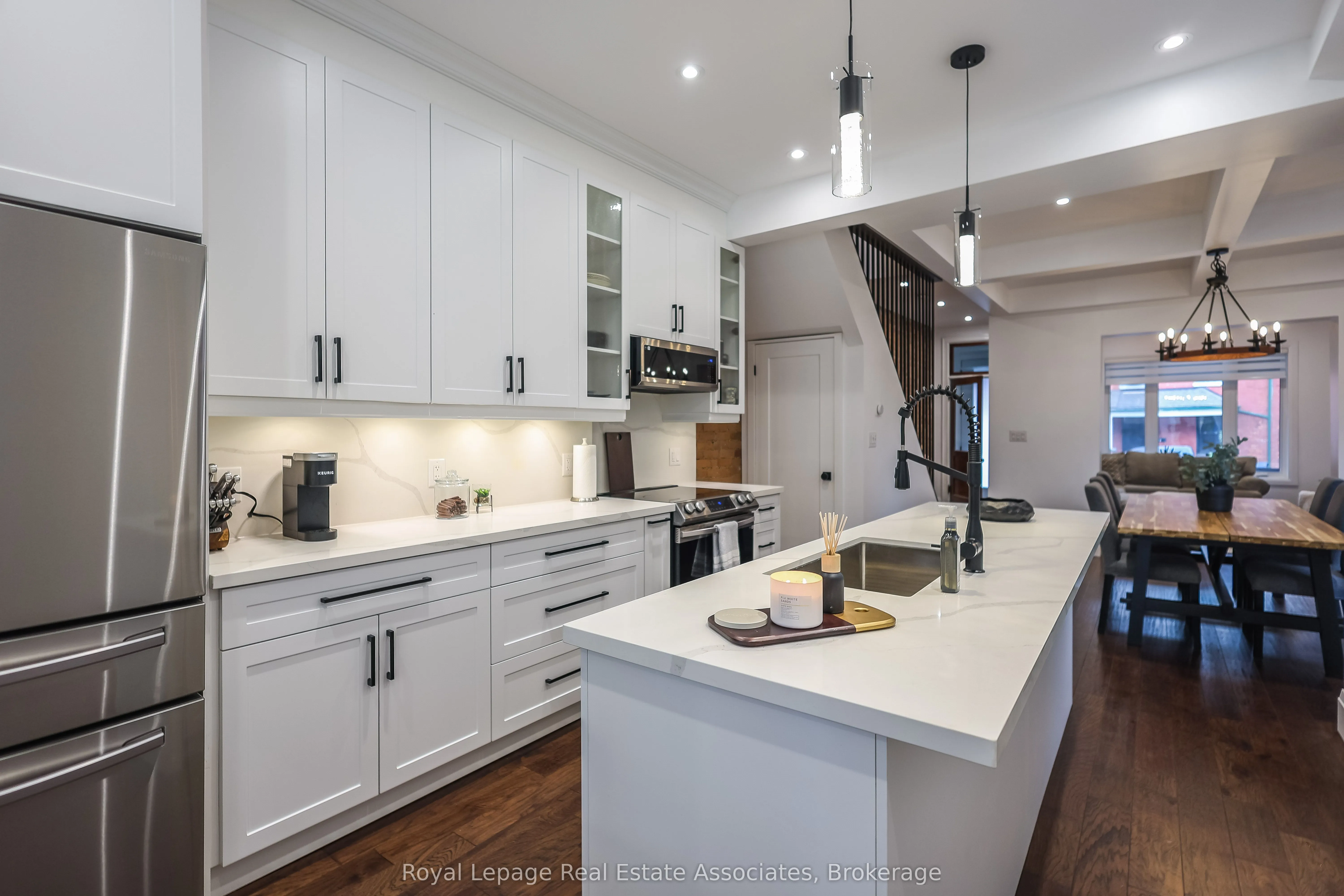 211 John Street N