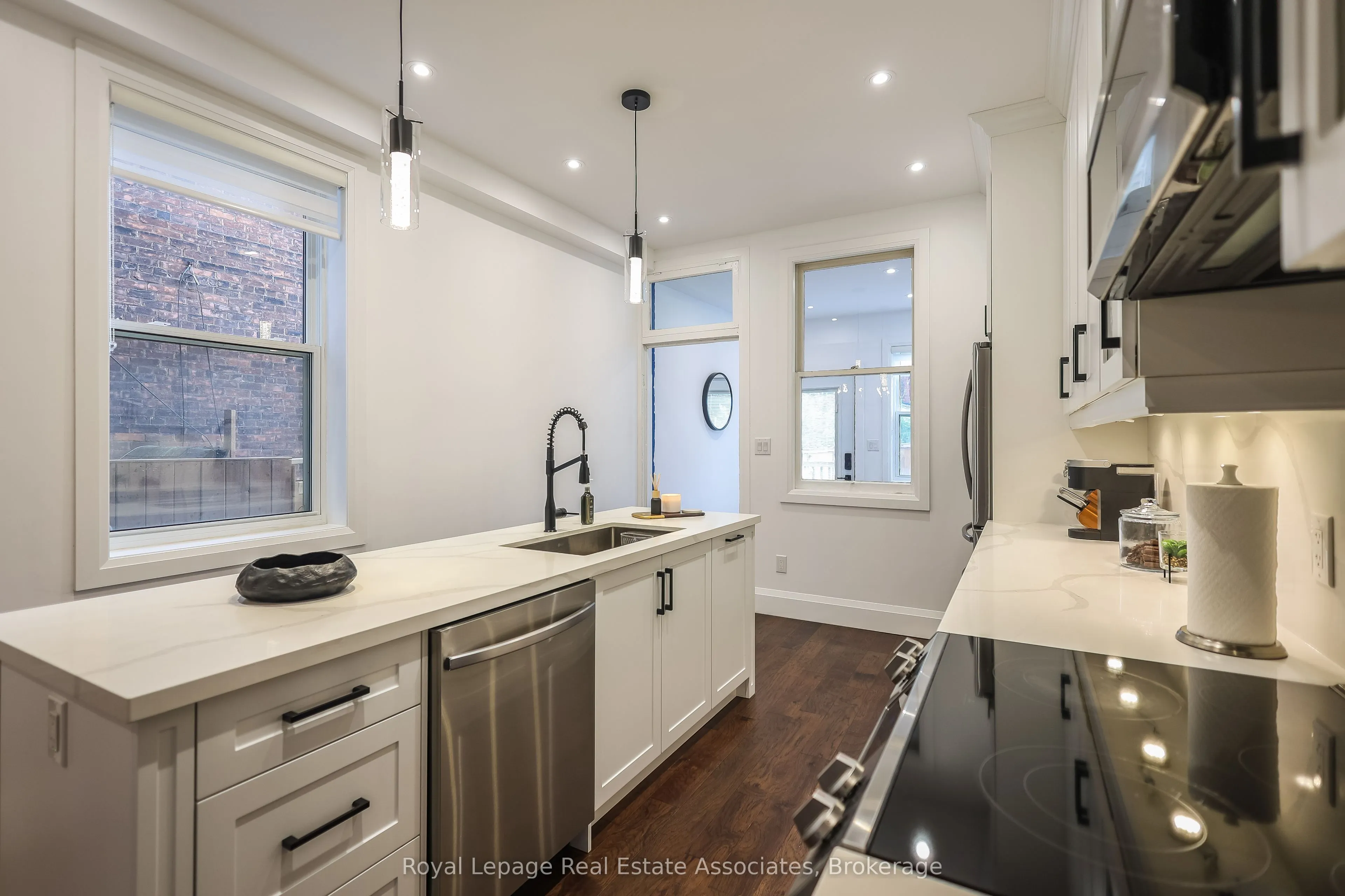 211 John Street N