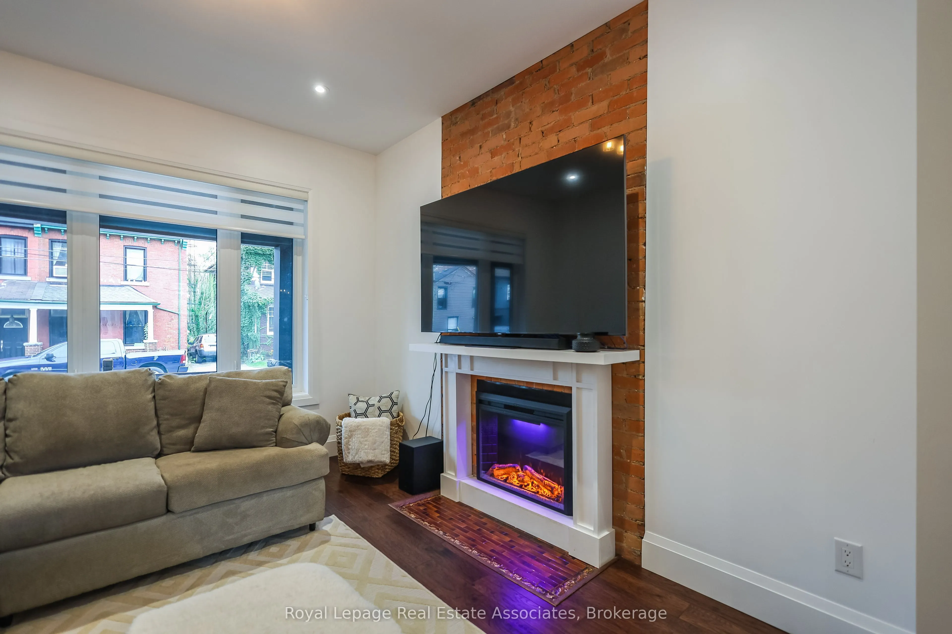 211 John Street N