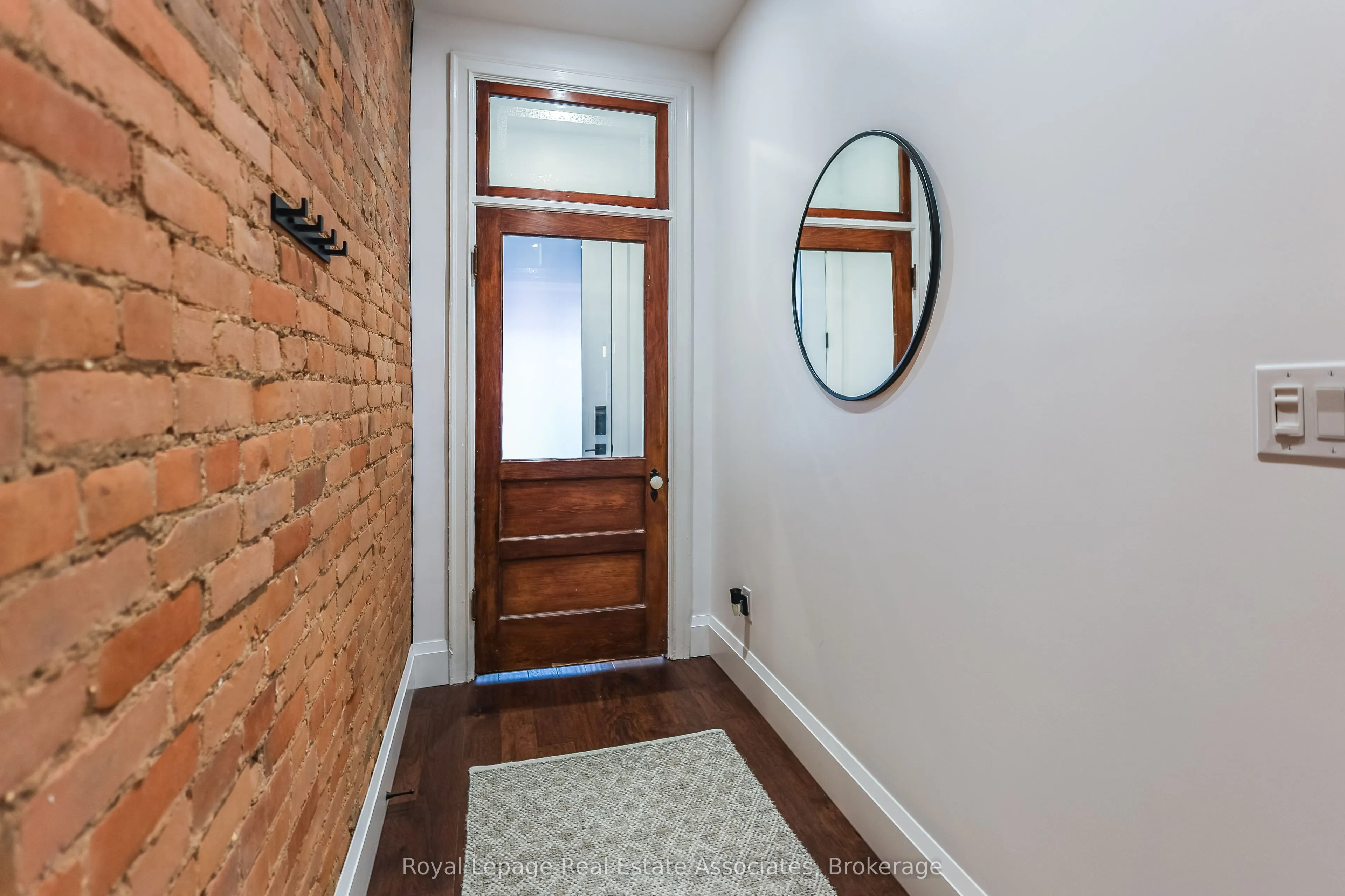 211 John Street N