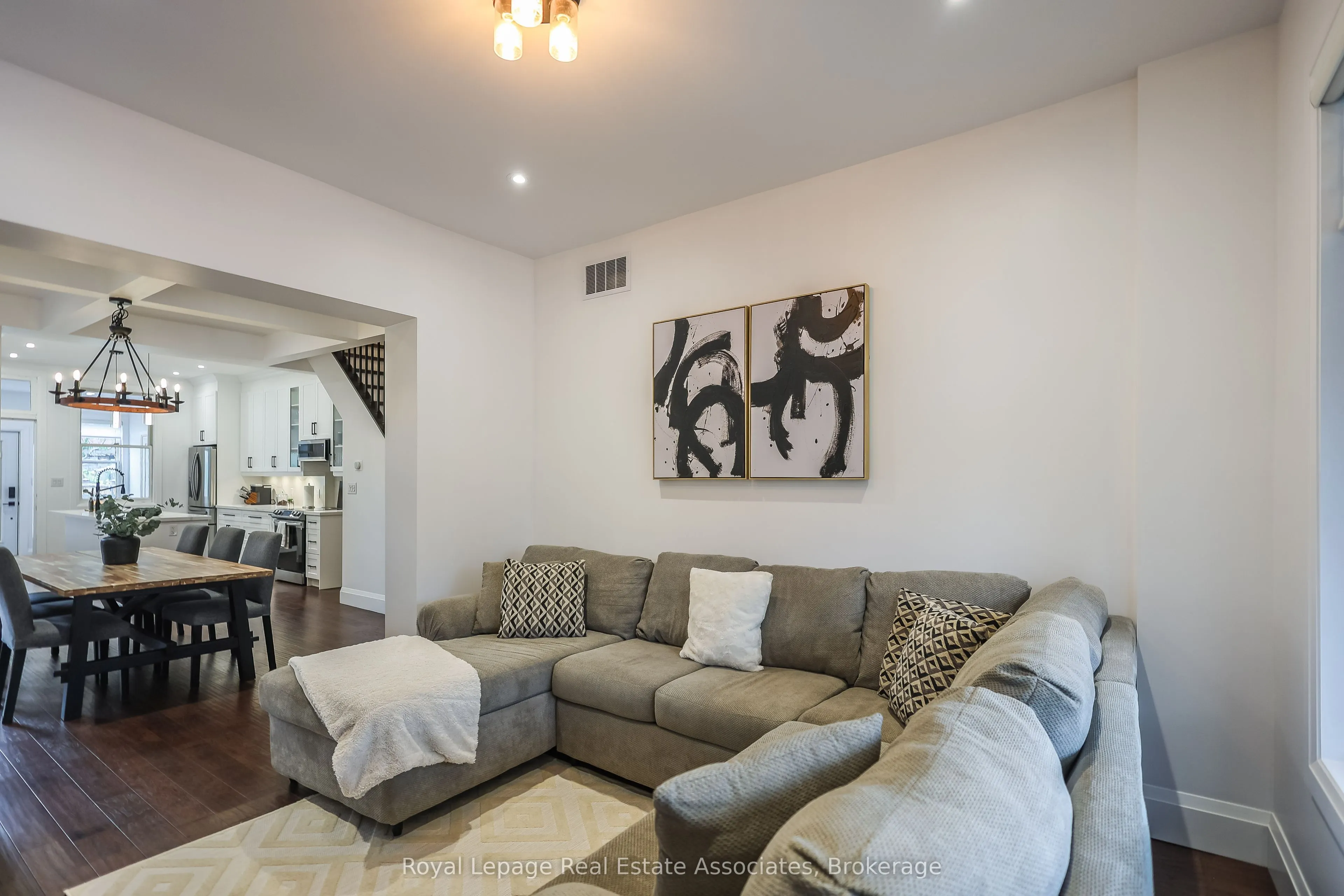 211 John Street N