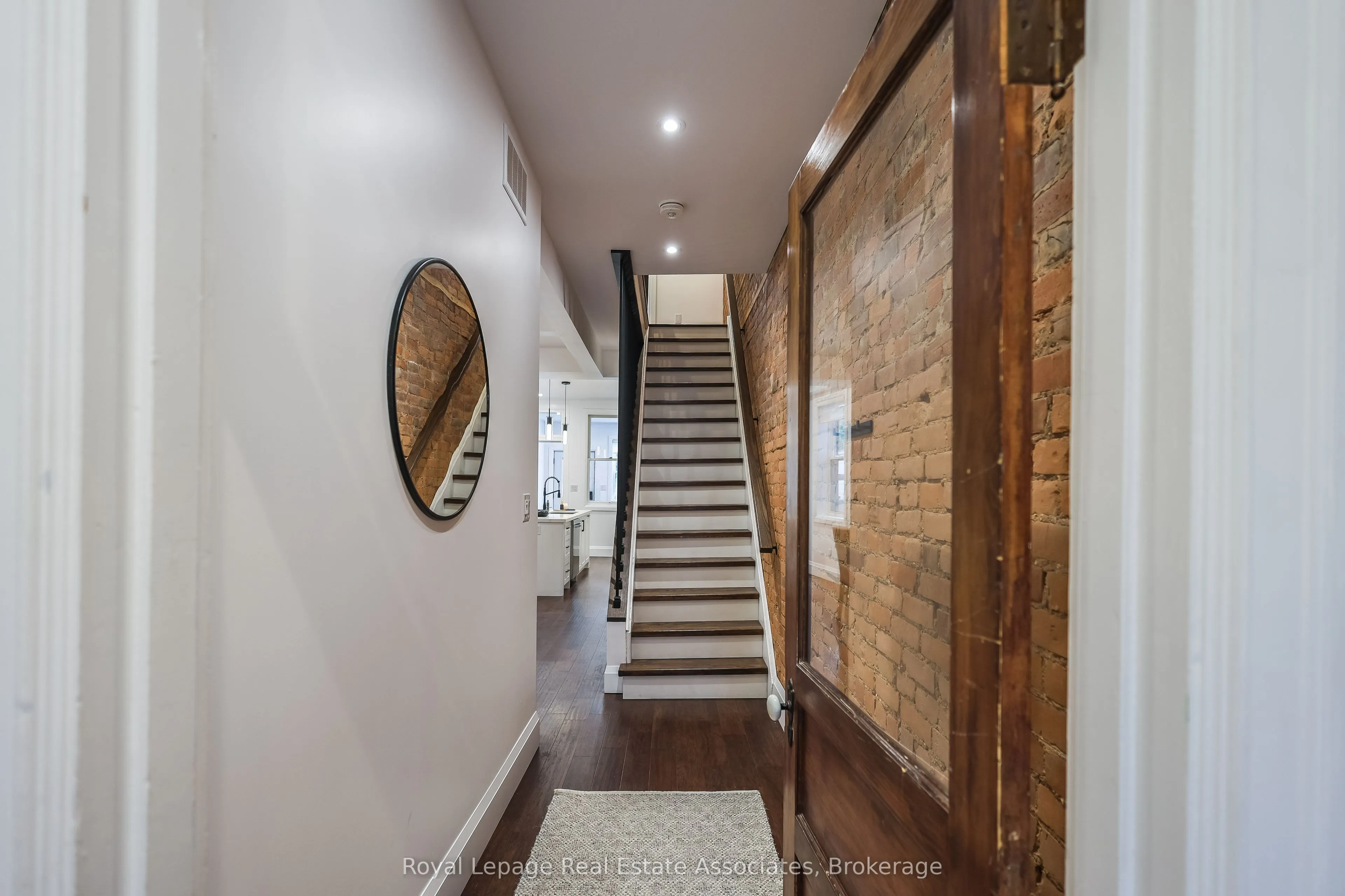 211 John Street N
