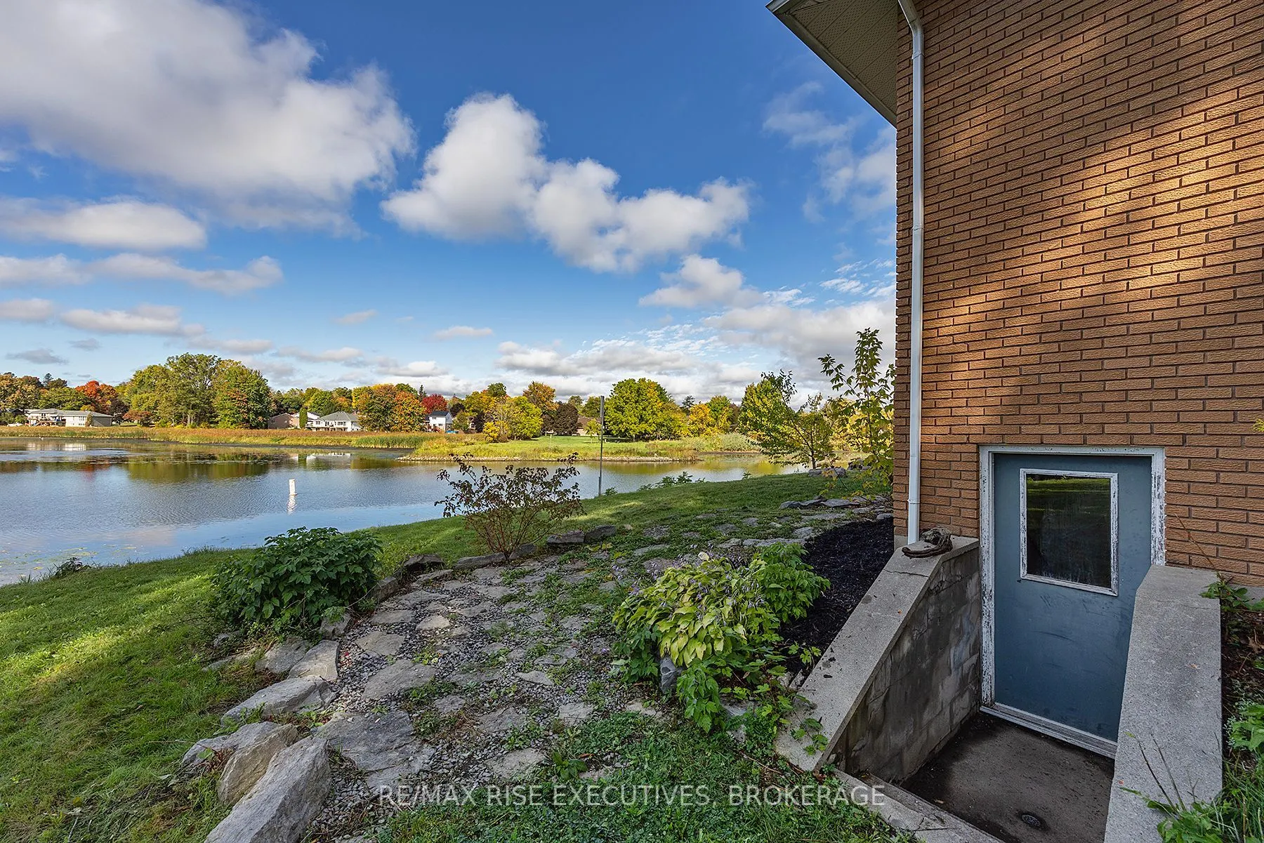 71 River Road W