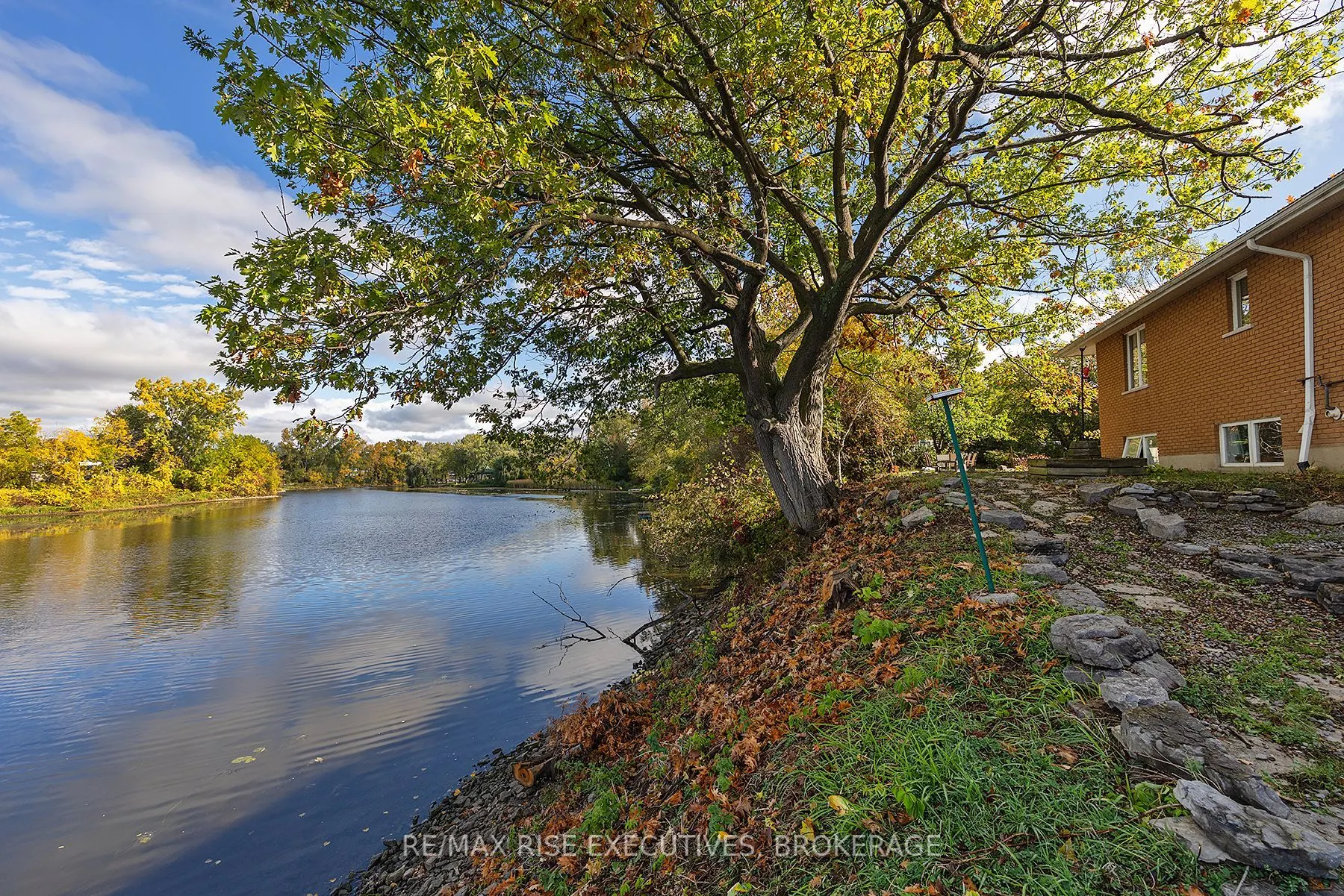 71 River Road W