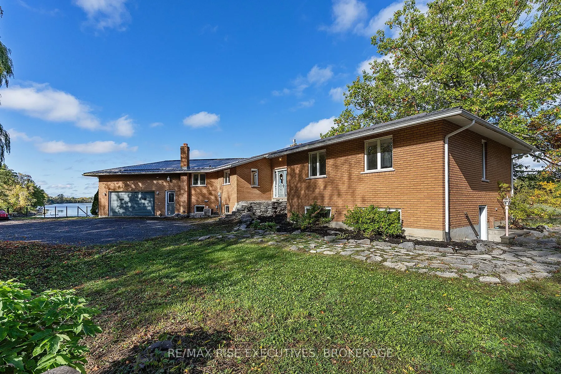 71 River Road W