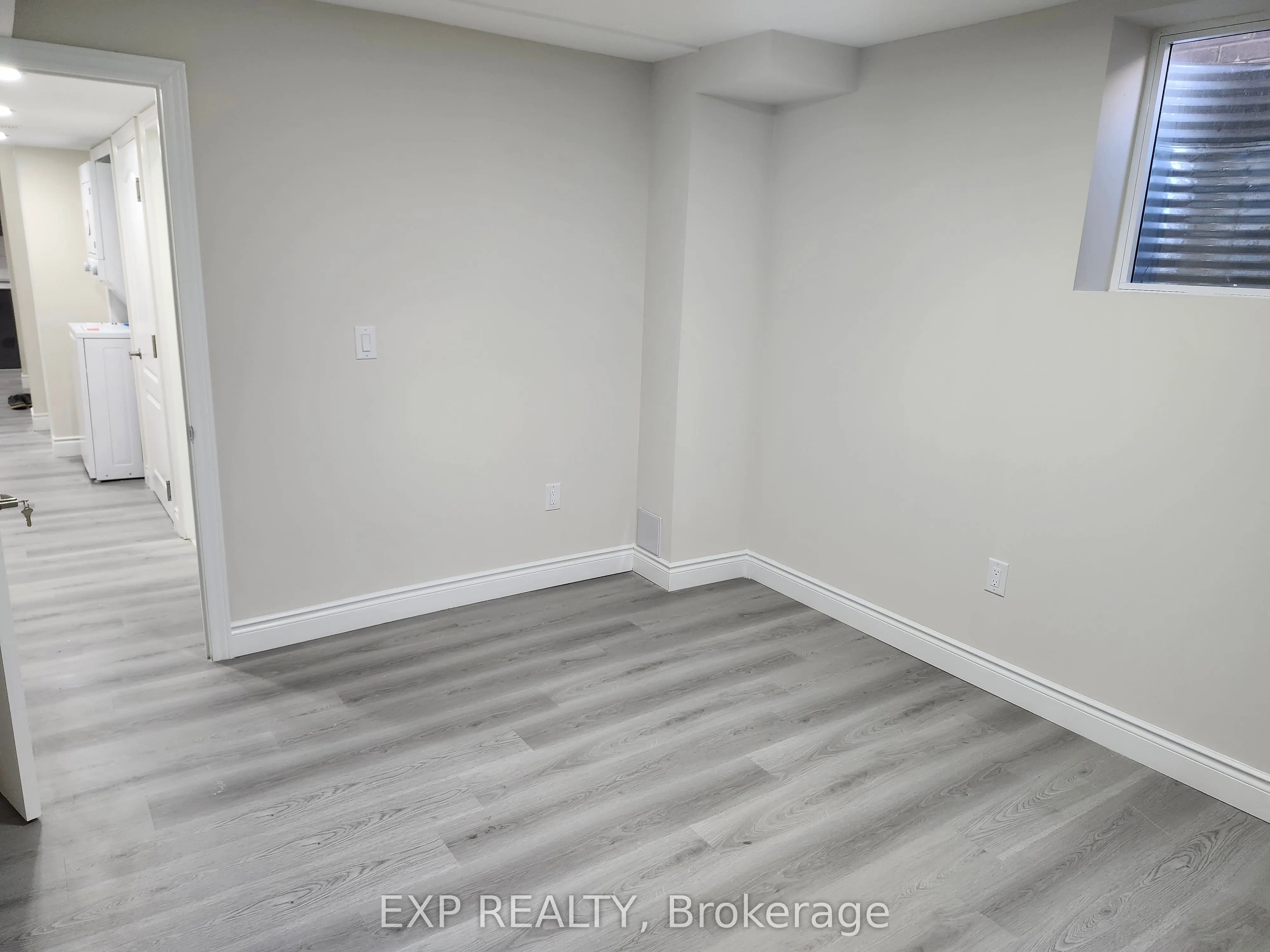 182 ESTHER Crescent