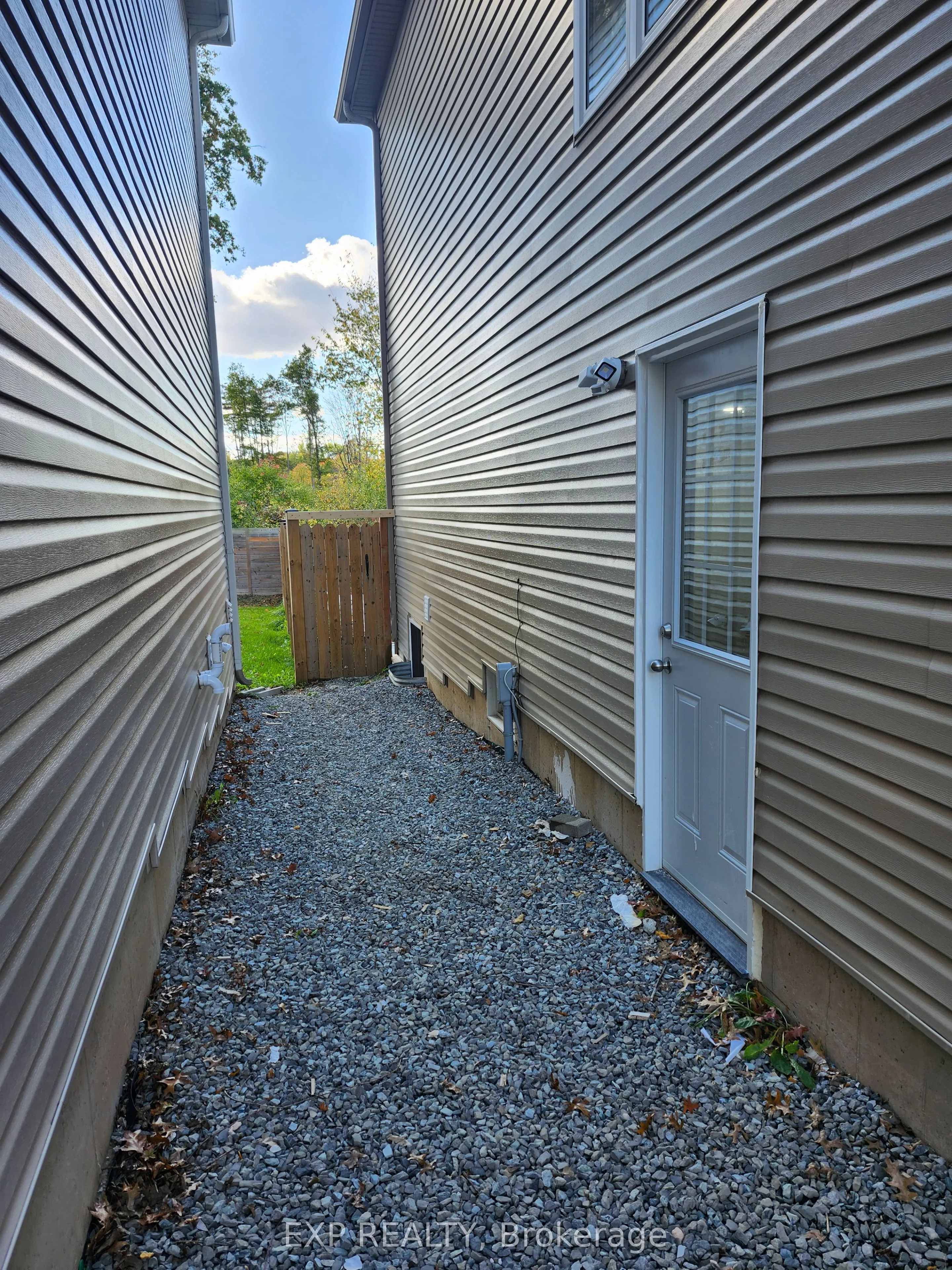 182 ESTHER Crescent