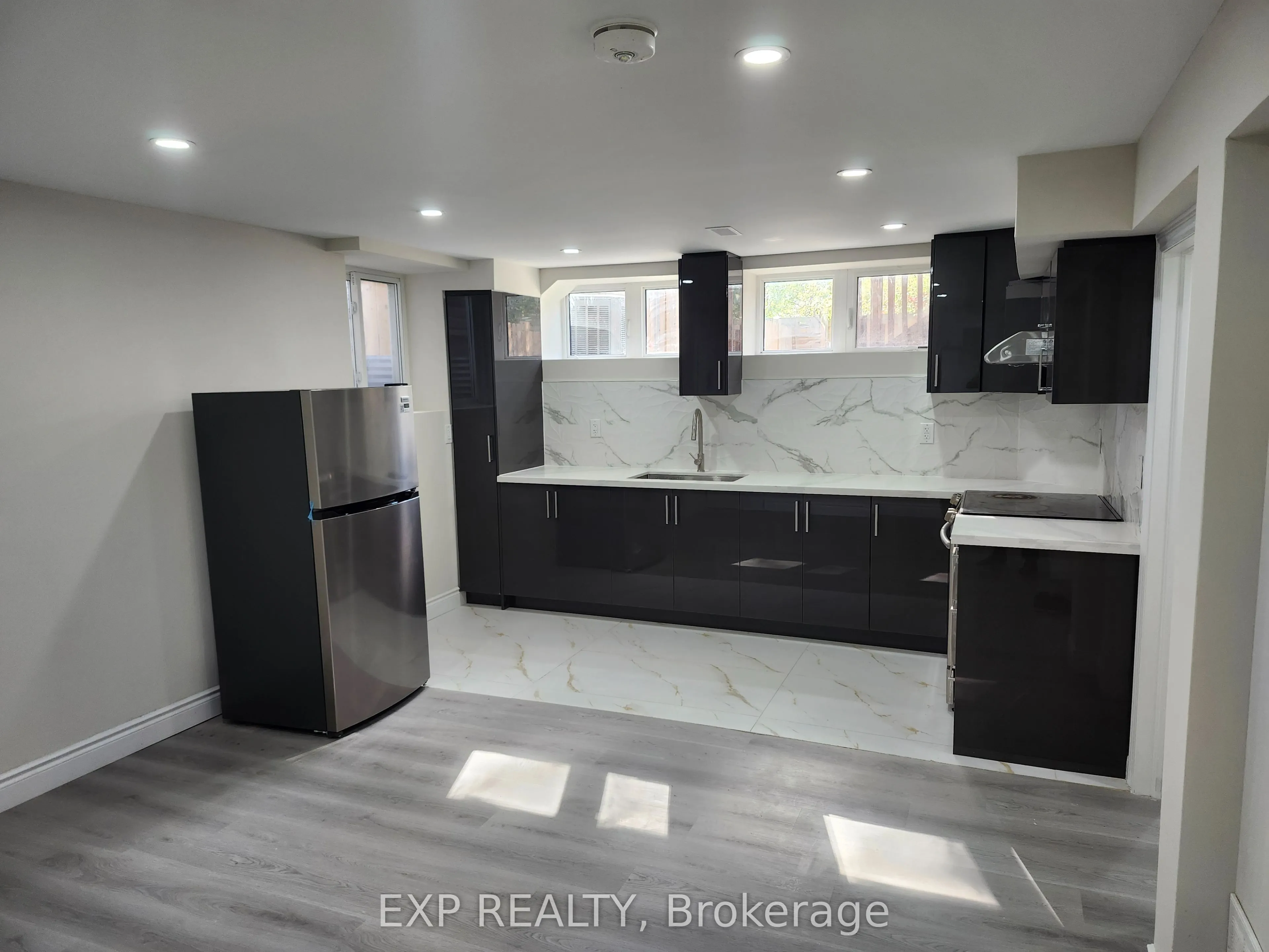 182 ESTHER Crescent