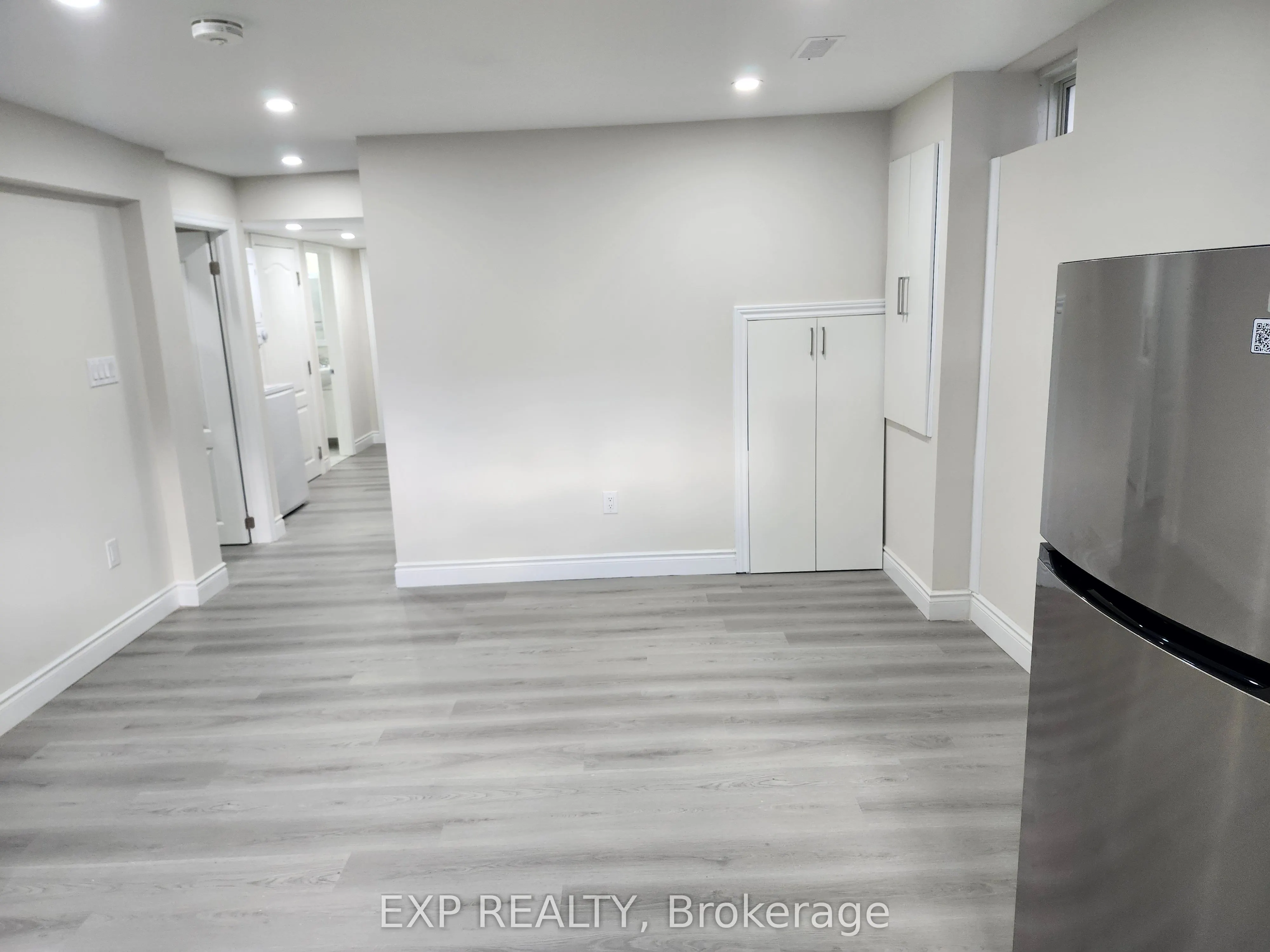 182 ESTHER Crescent