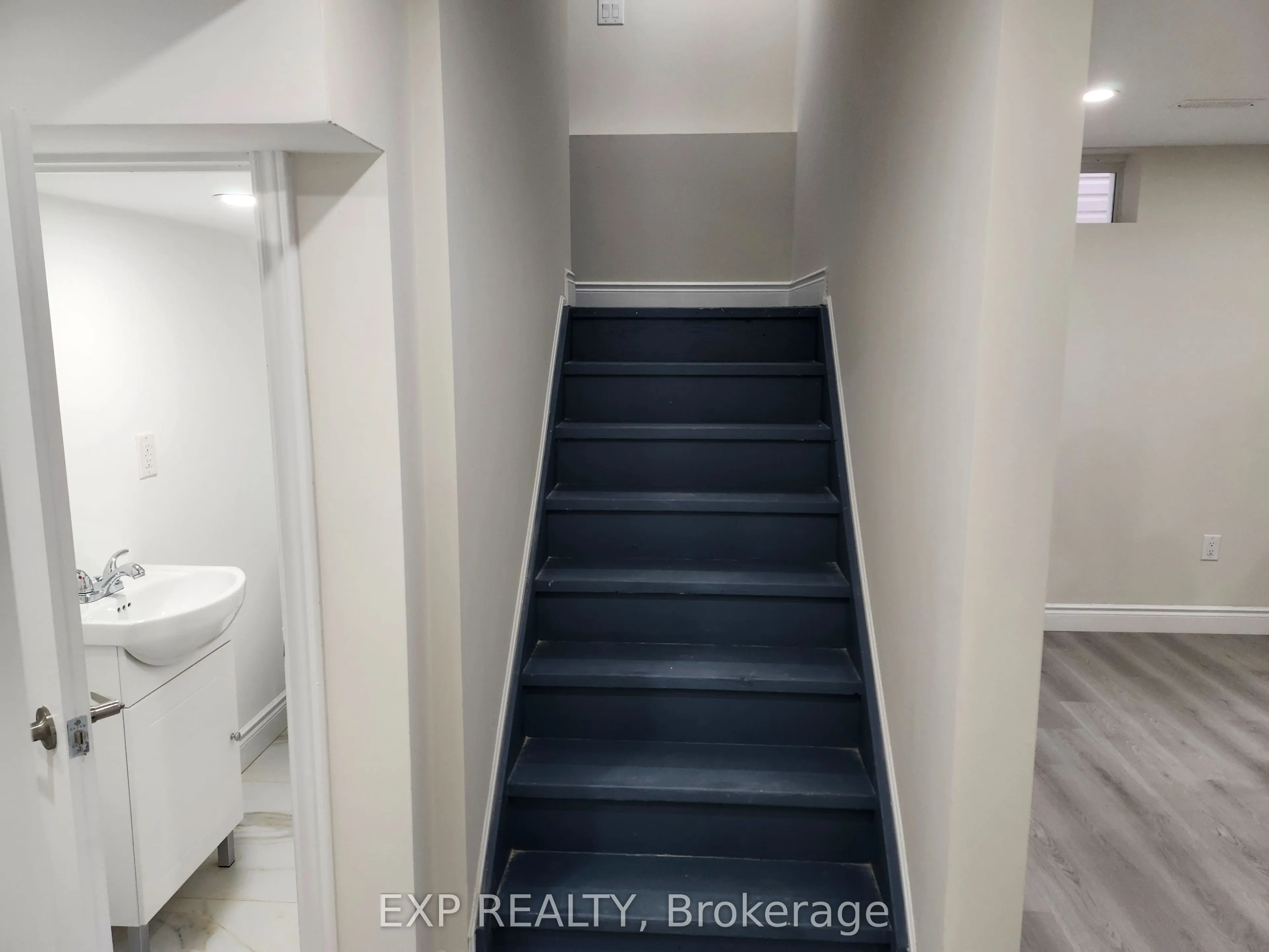 182 ESTHER Crescent