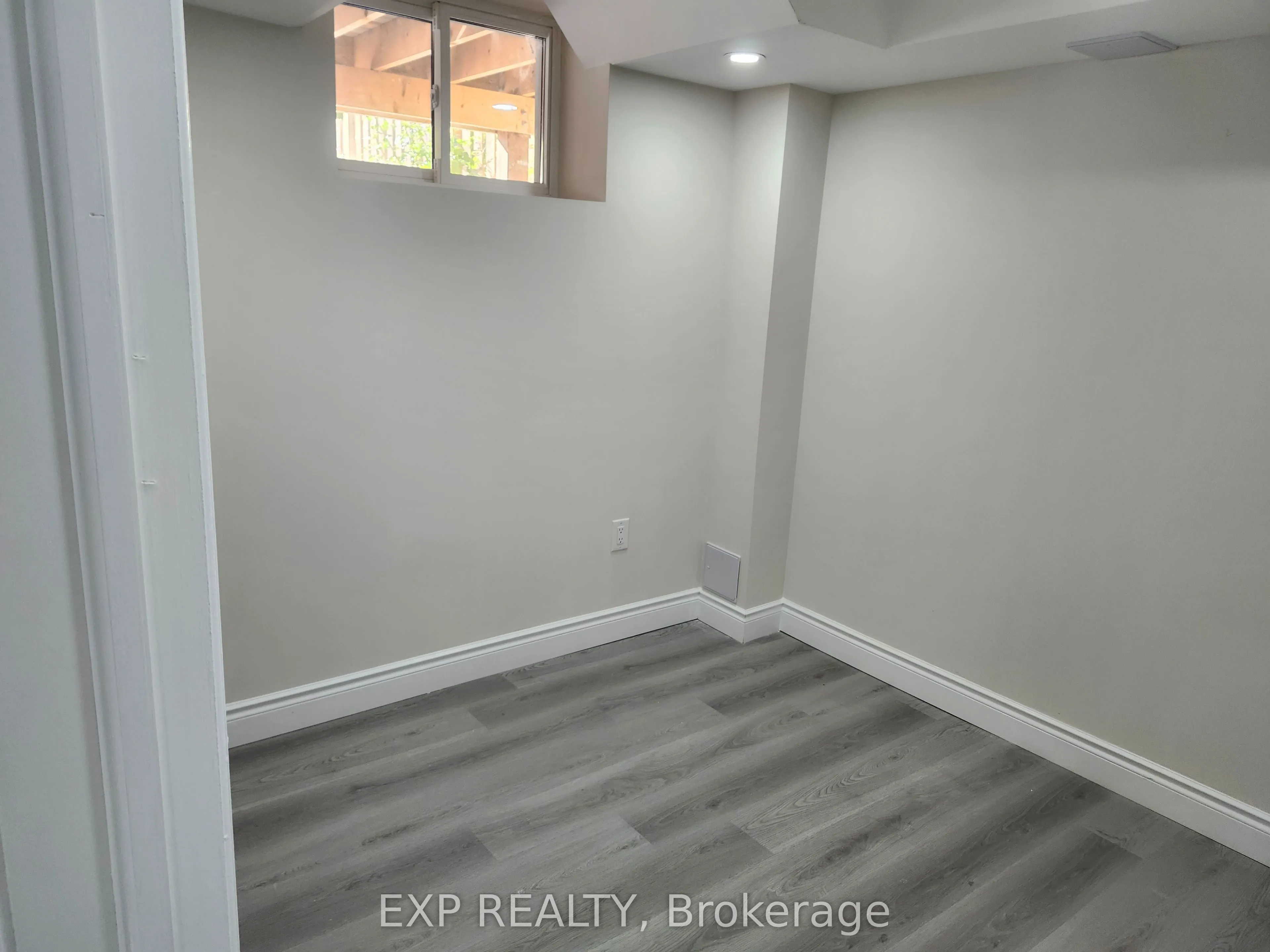 182 ESTHER Crescent