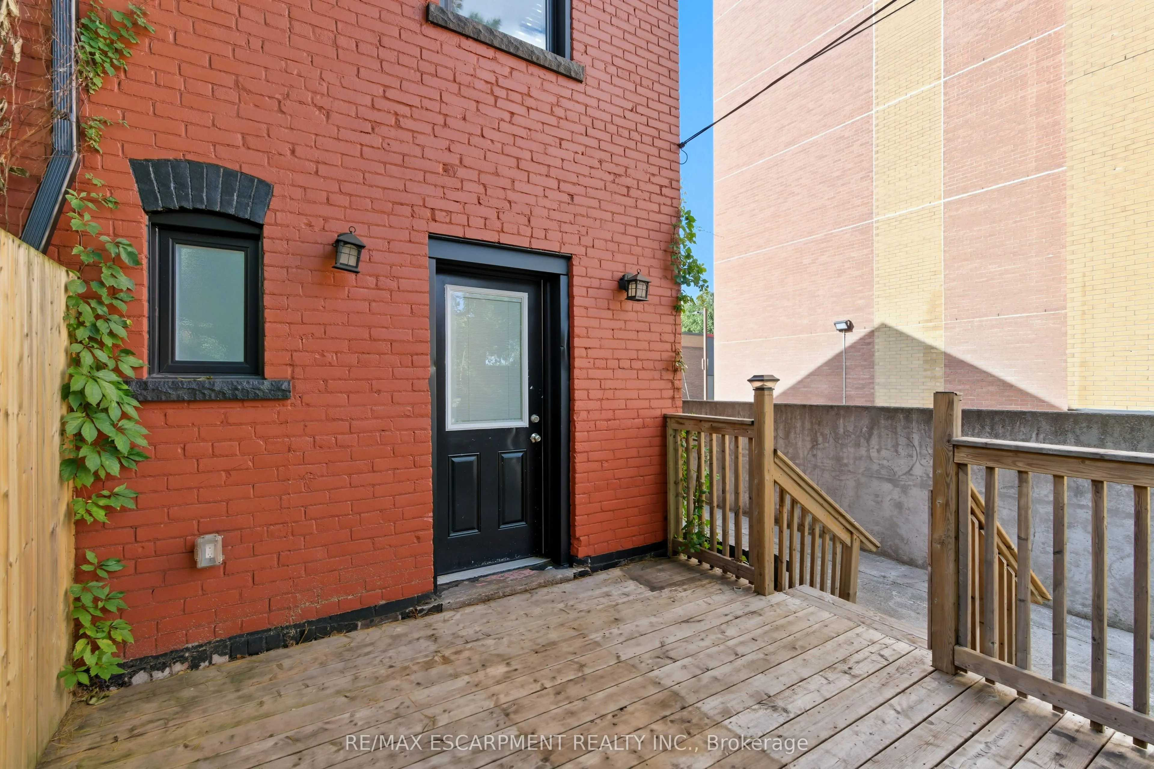 199 Jackson Street E