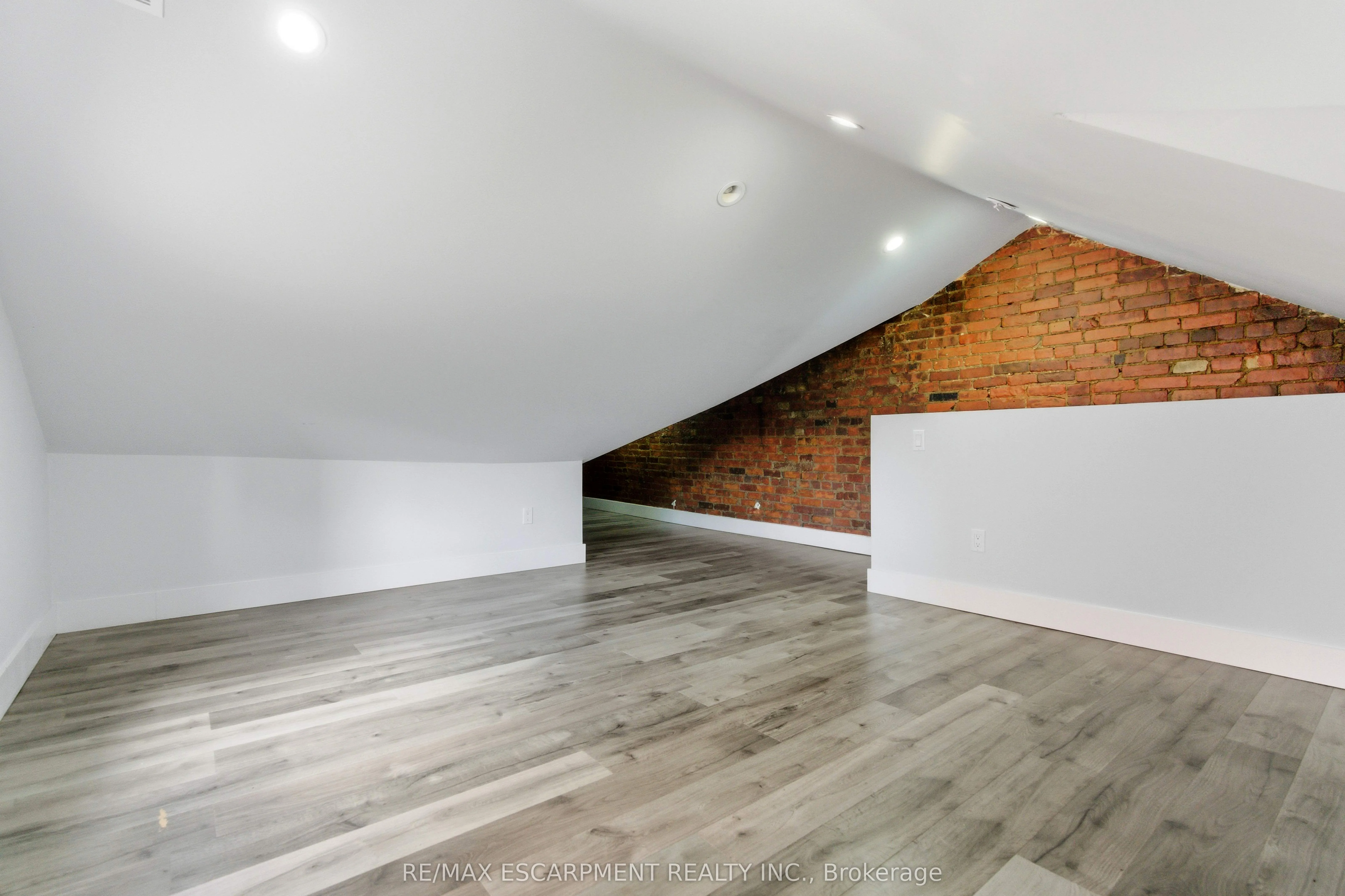 199 Jackson Street E