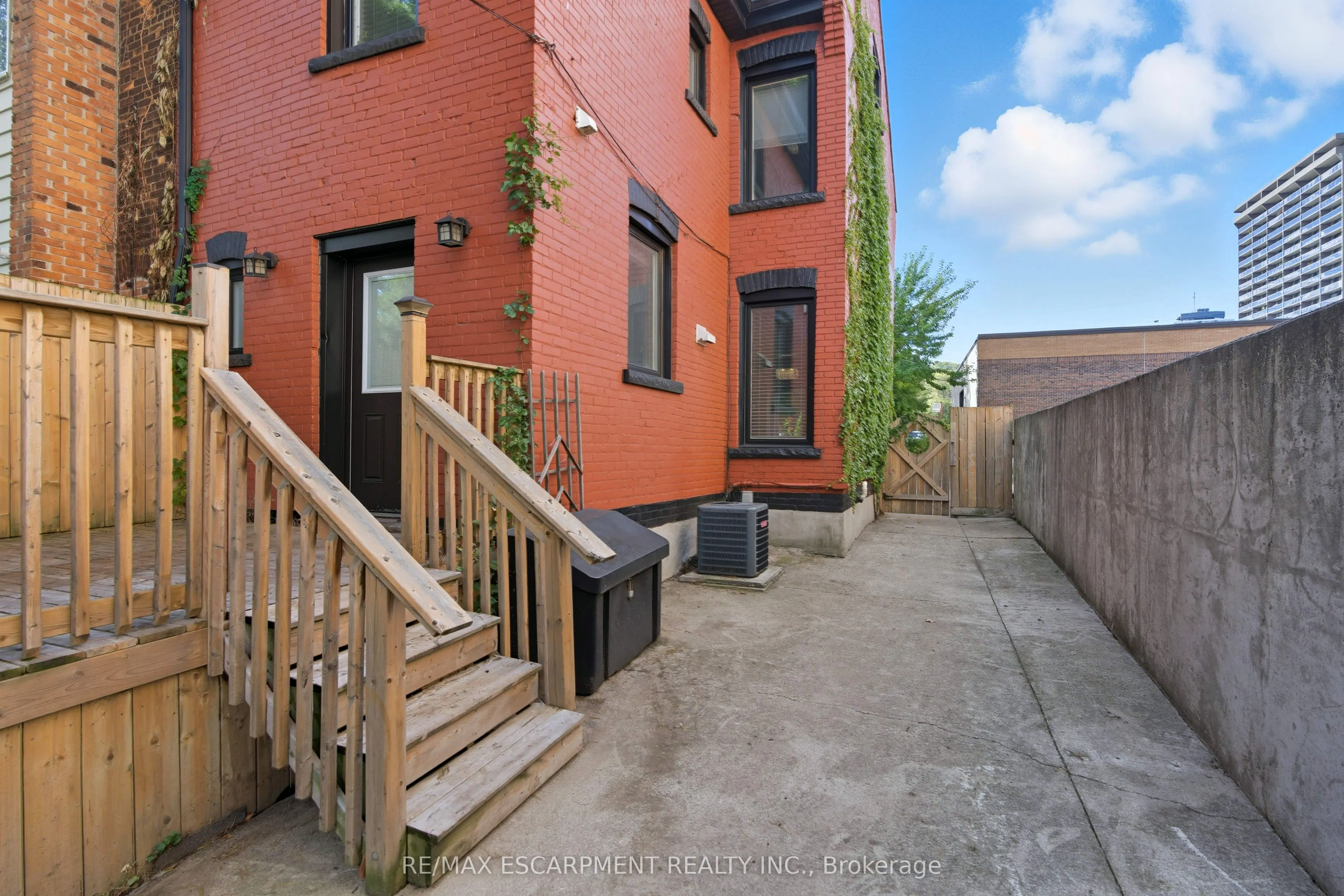 199 Jackson Street E