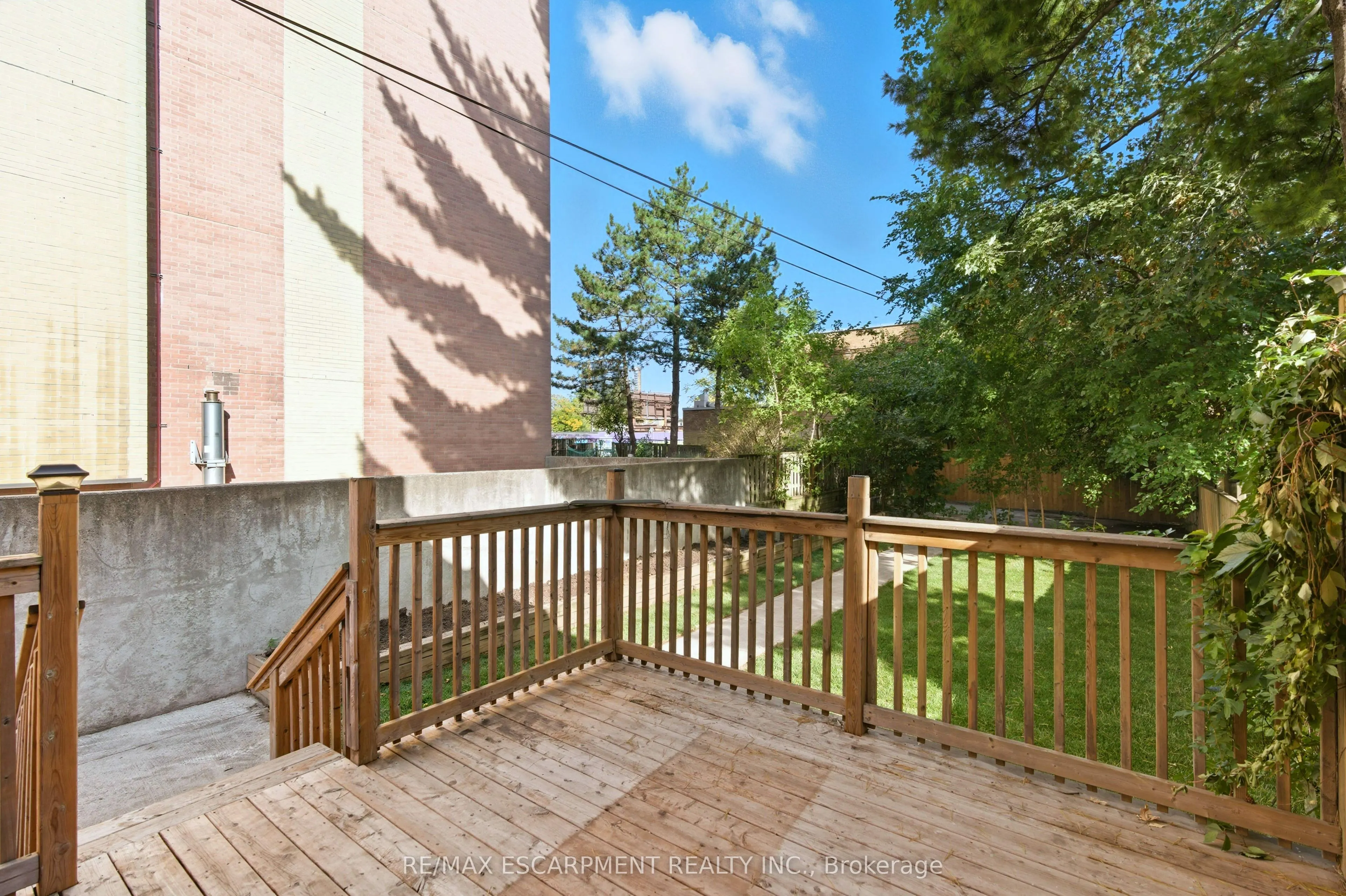 199 Jackson Street E