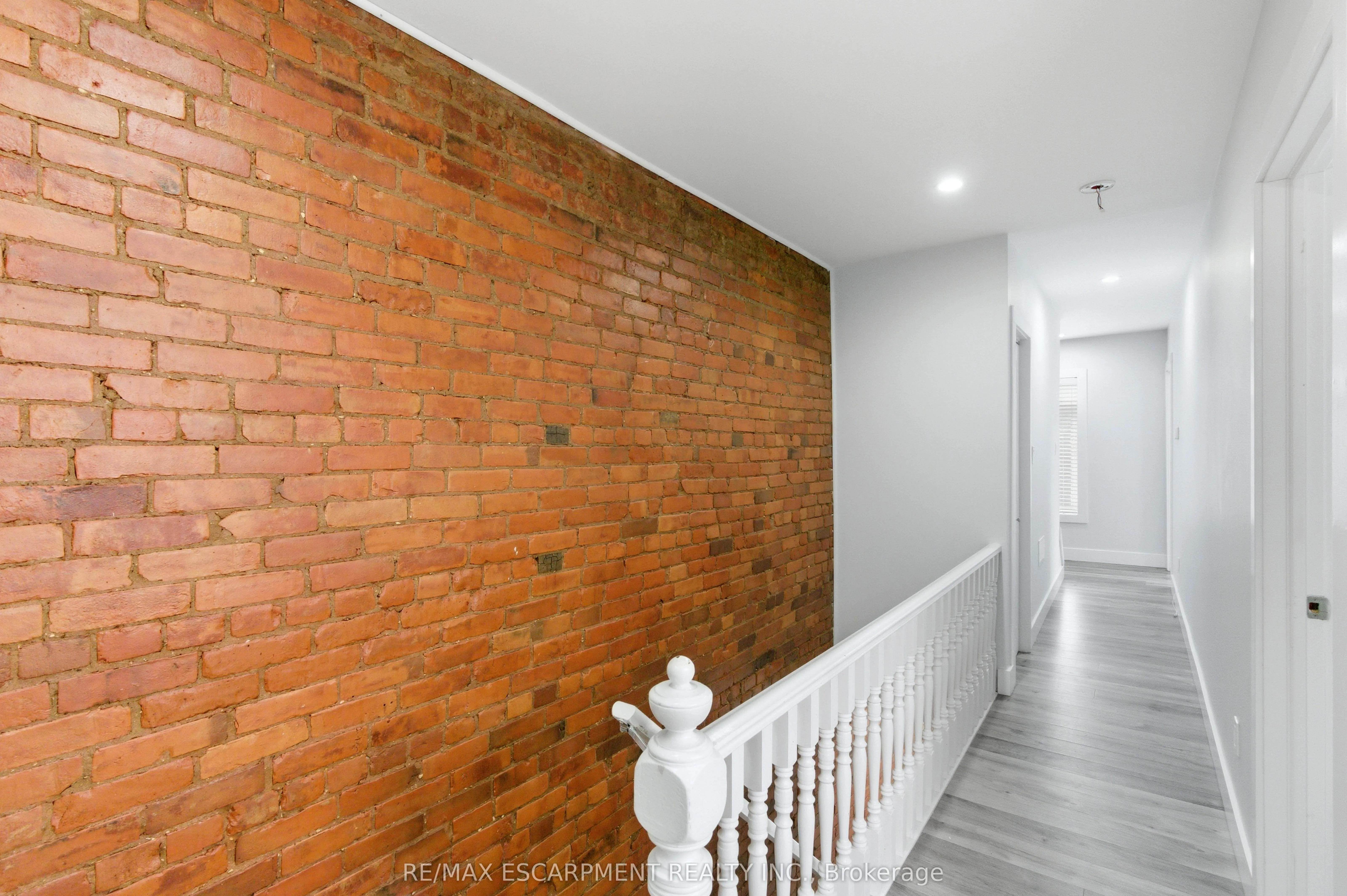 199 Jackson Street E