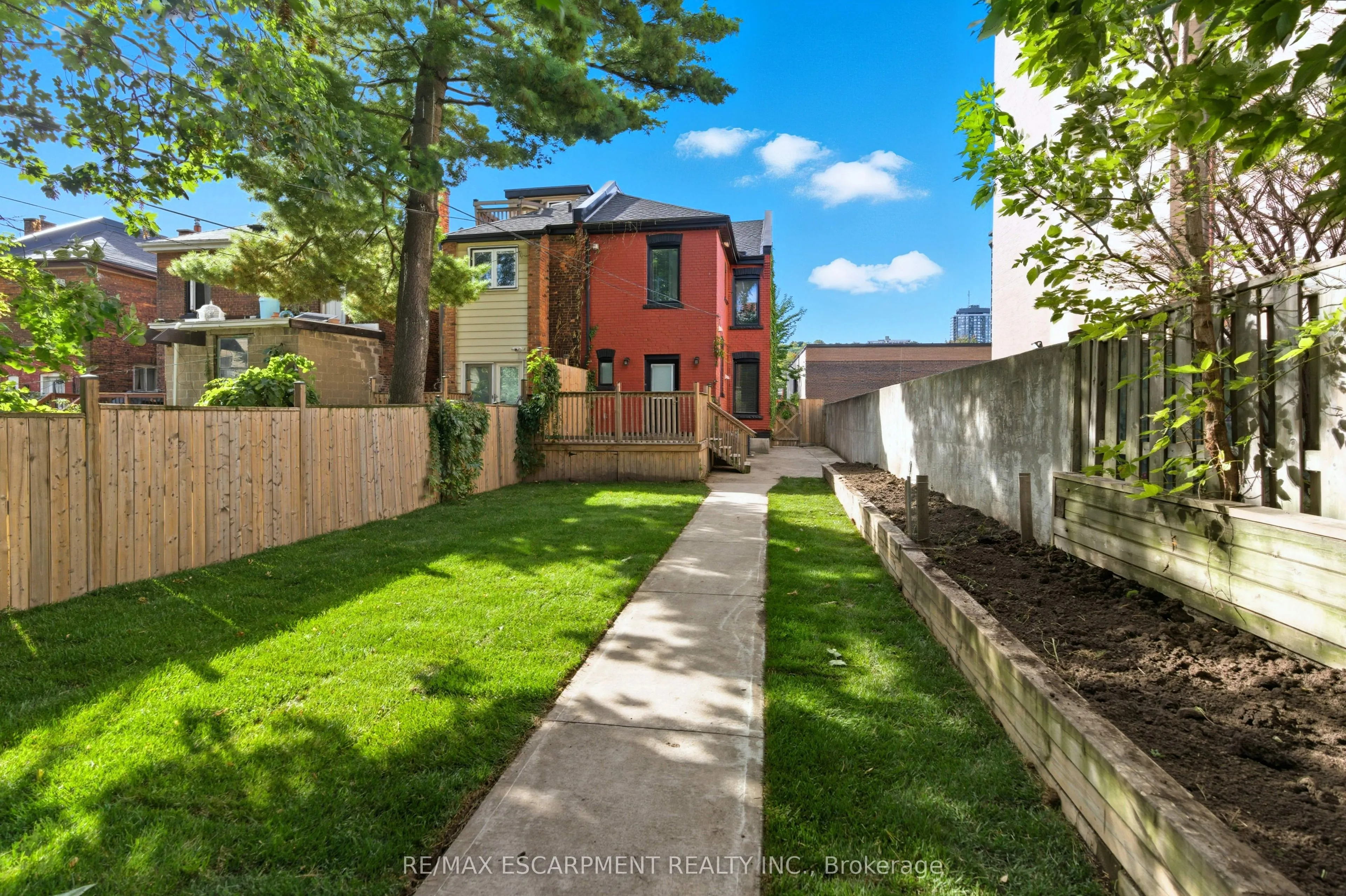 199 Jackson Street E