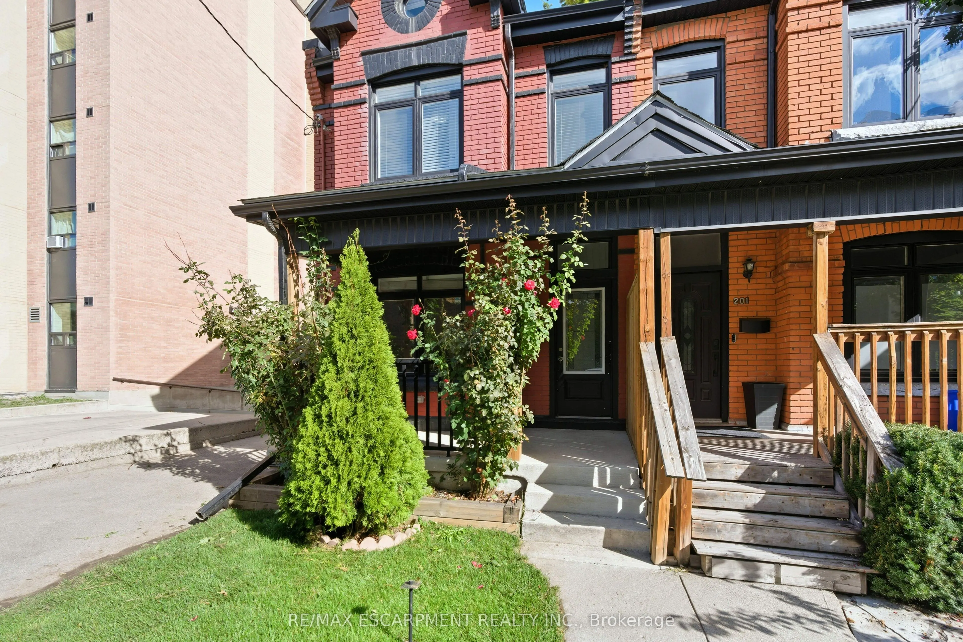199 Jackson Street E