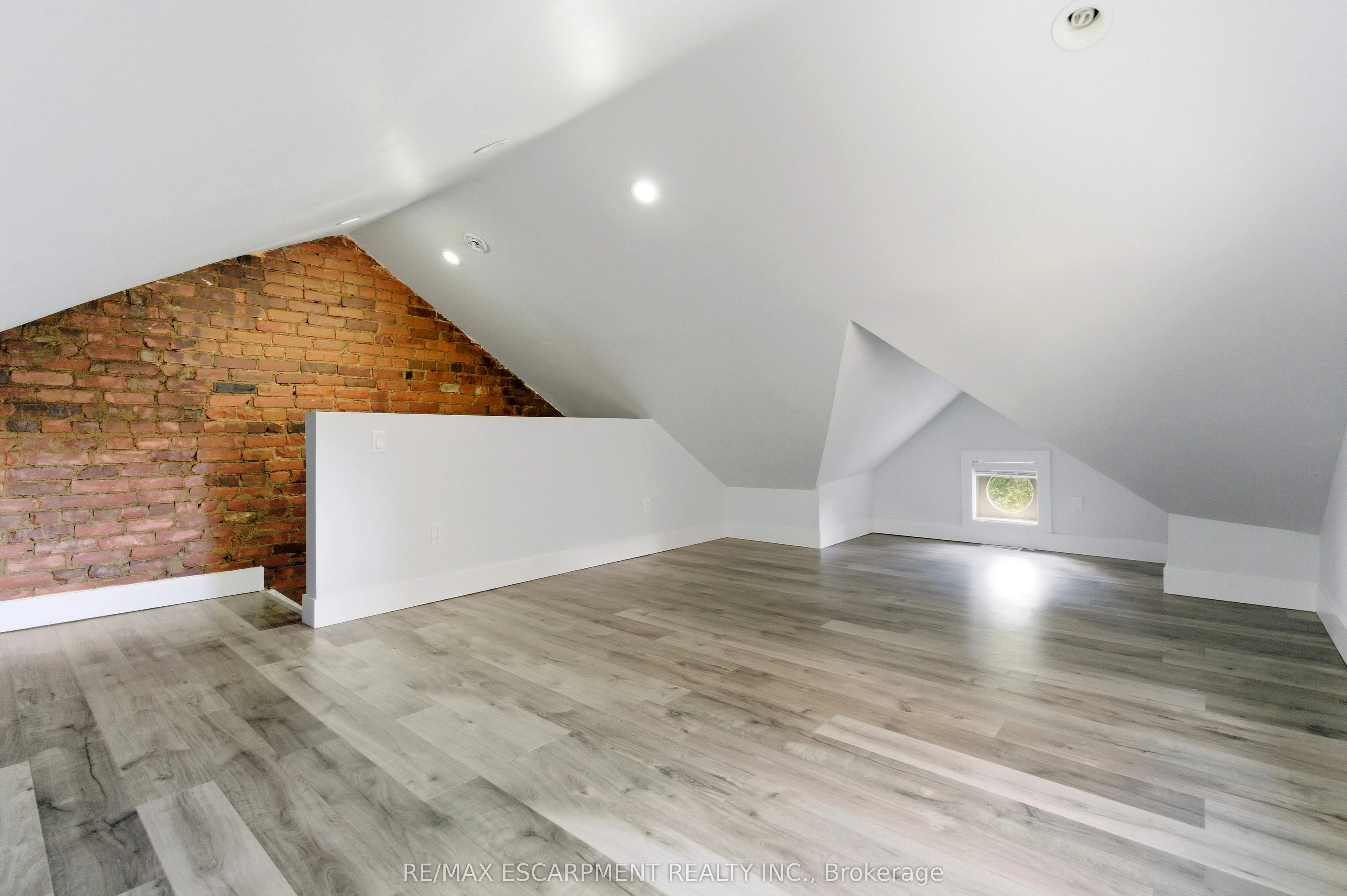199 Jackson Street E