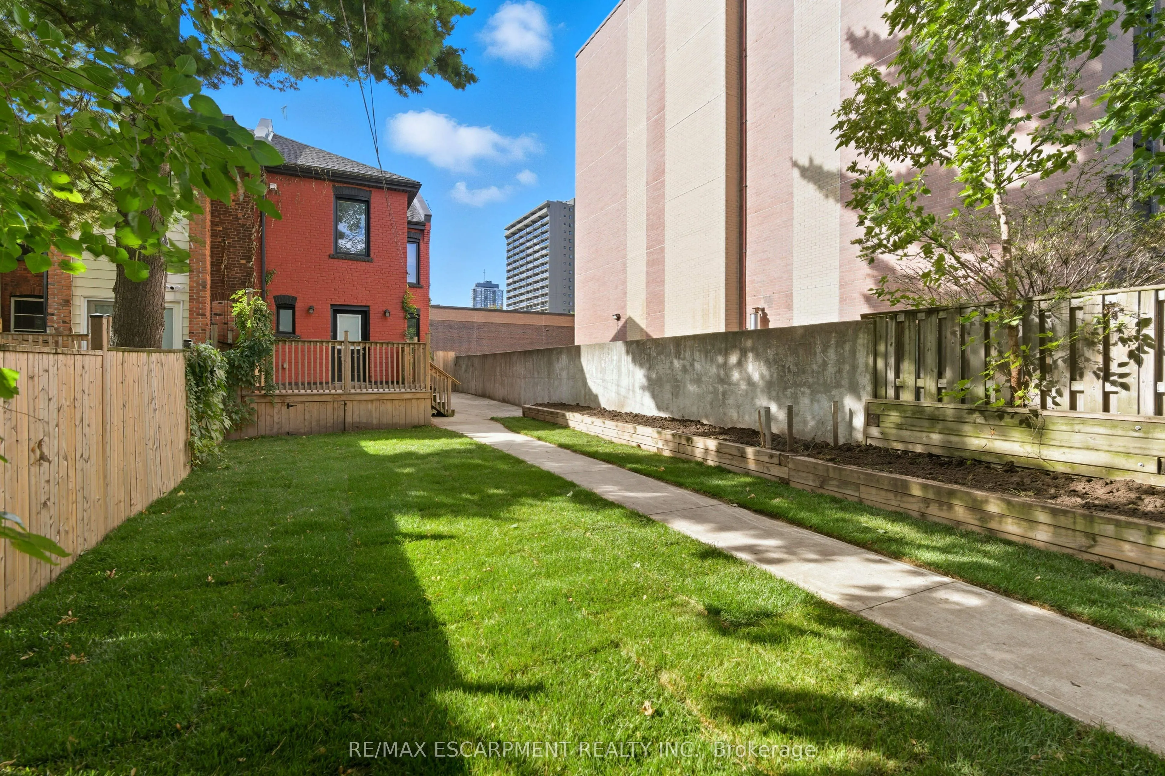 199 Jackson Street E