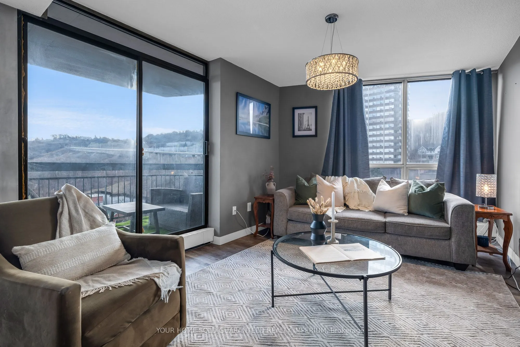 150 Charlton Avenue E, #1406
