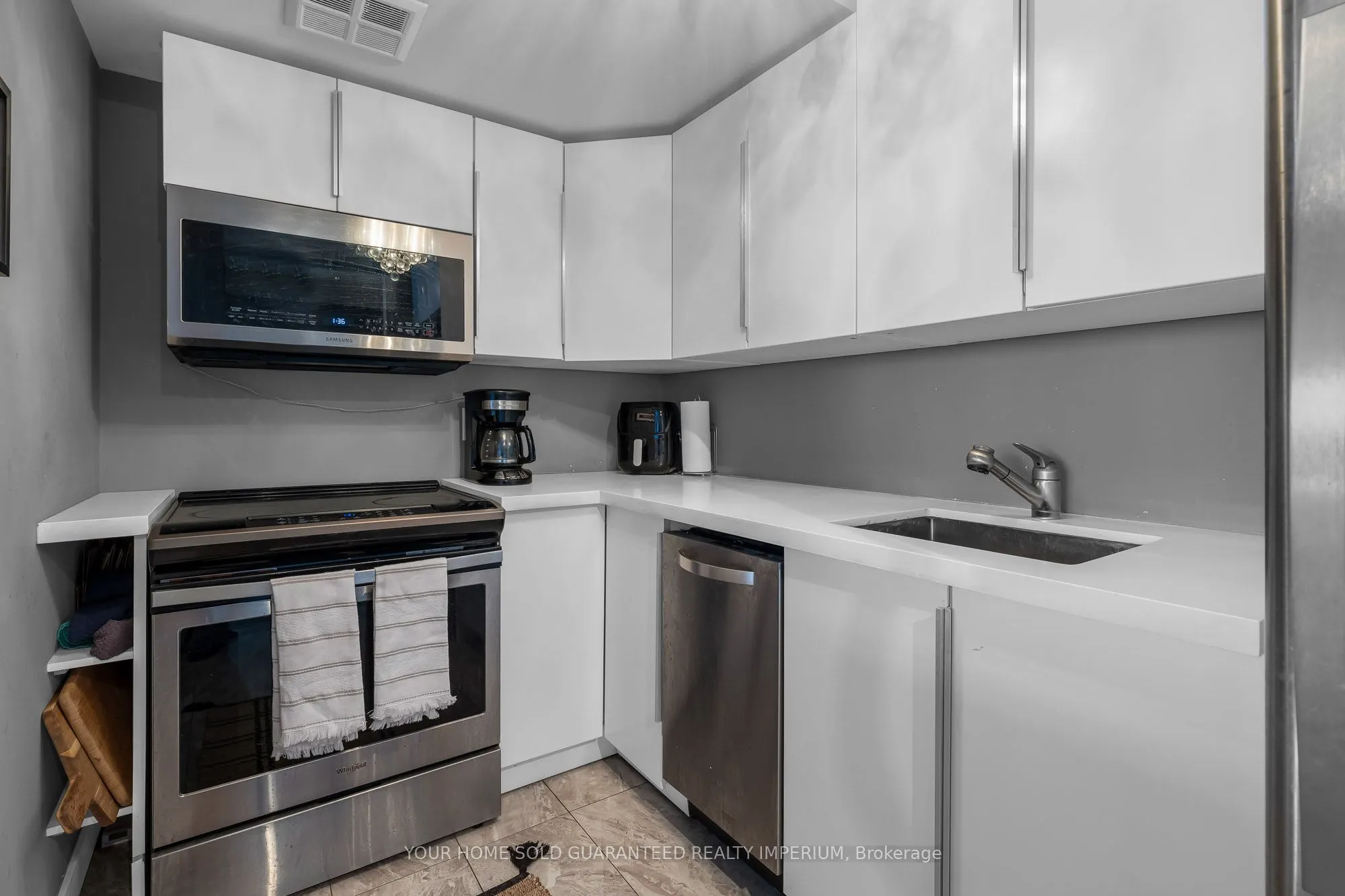 150 Charlton Avenue E, #1406