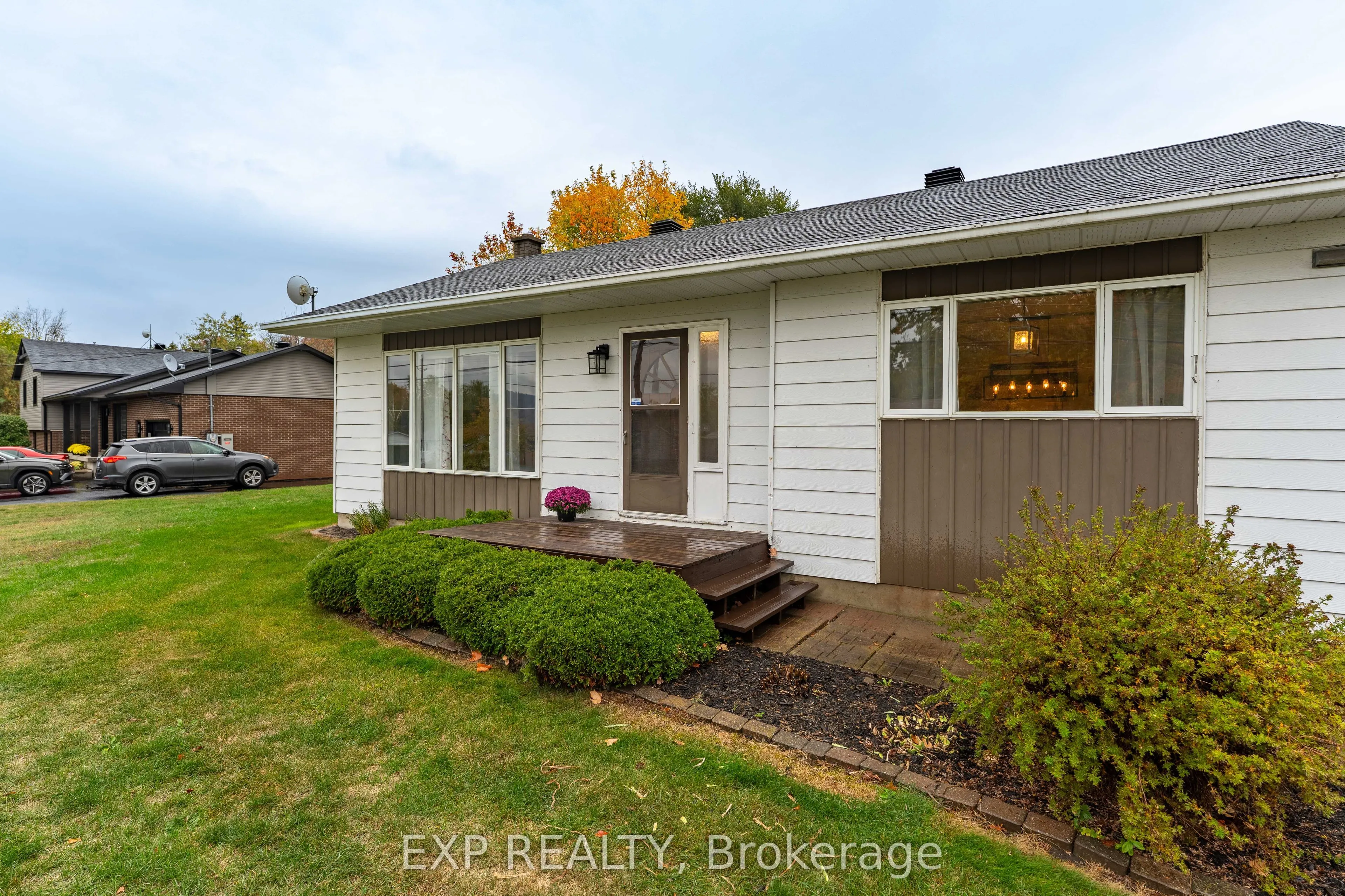 635 FRONT Road W