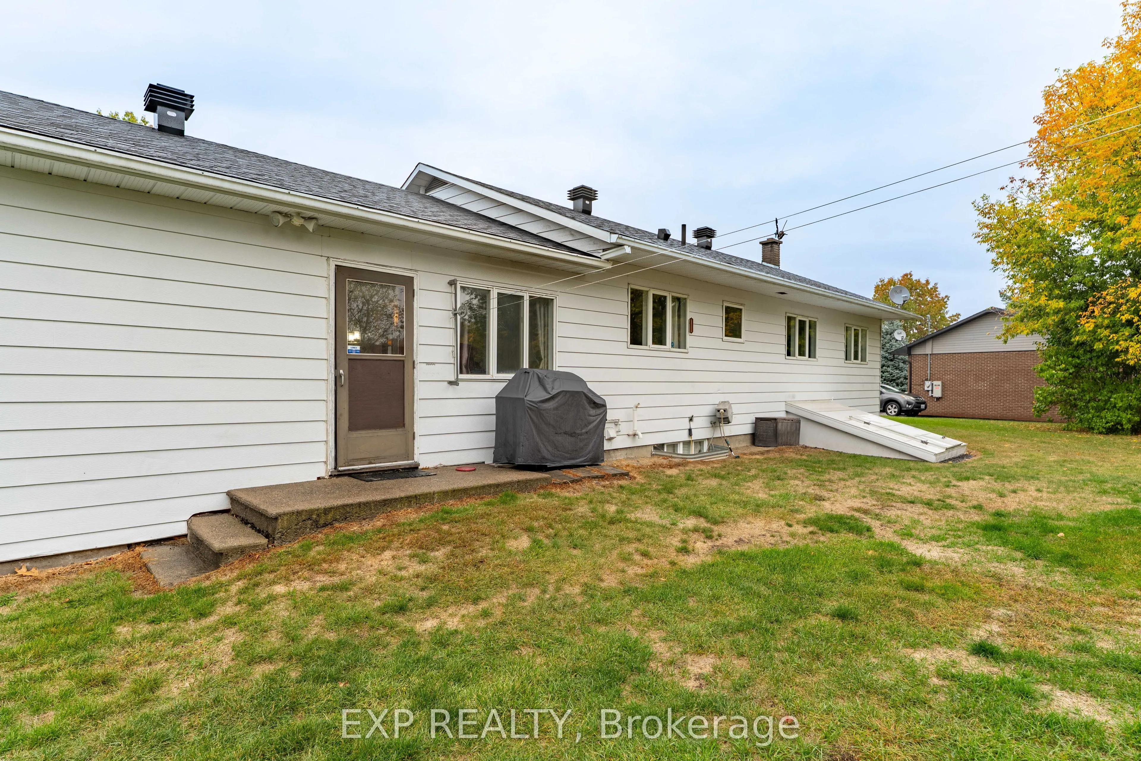 635 FRONT Road W
